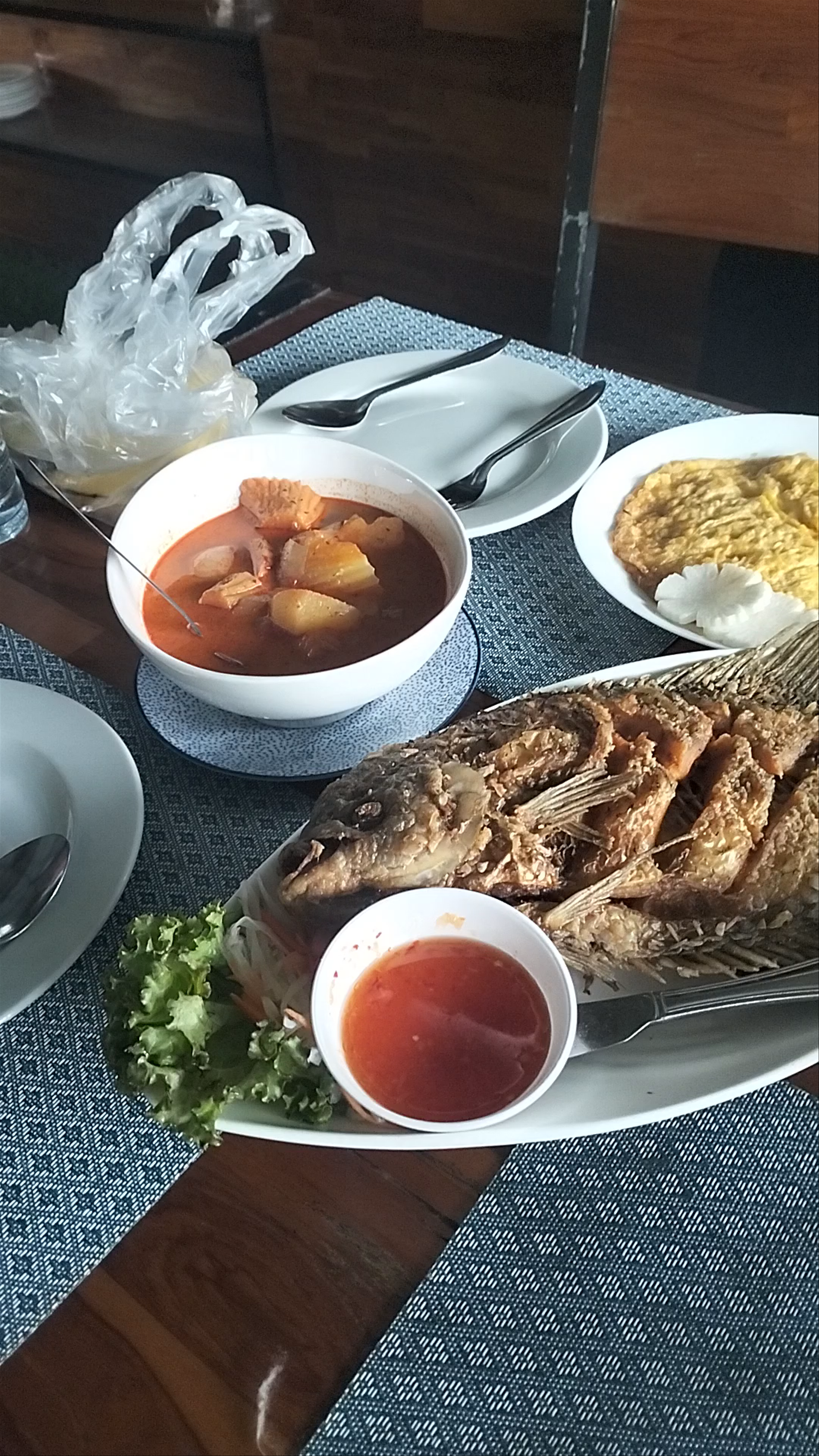 Authentic Thai Riverside Dining at Phutawan Rafthouse in Surat Thani