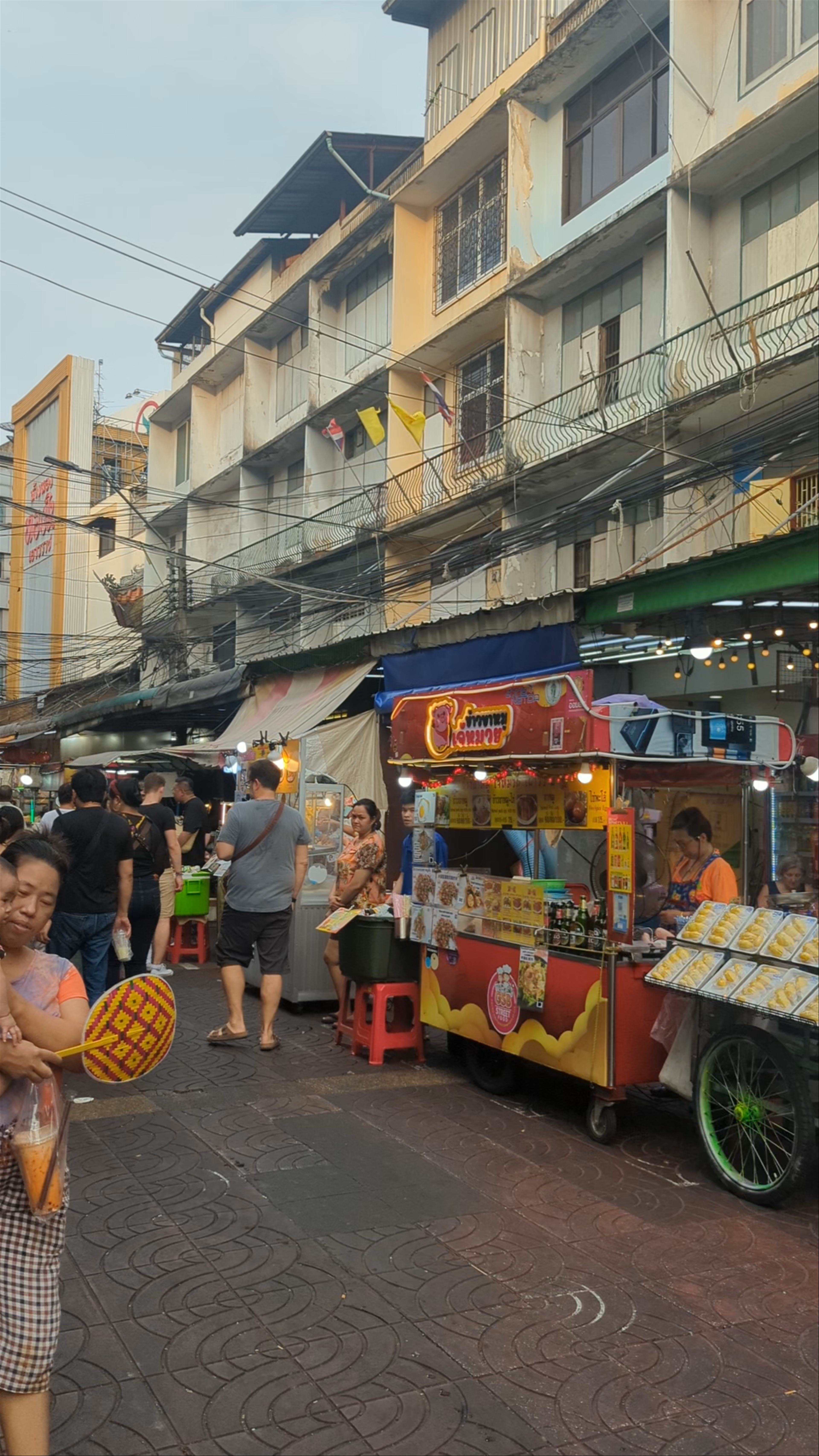 Exploring Bangkok's Chinatown: Yaowarat Road Street Food & Vibrant Markets