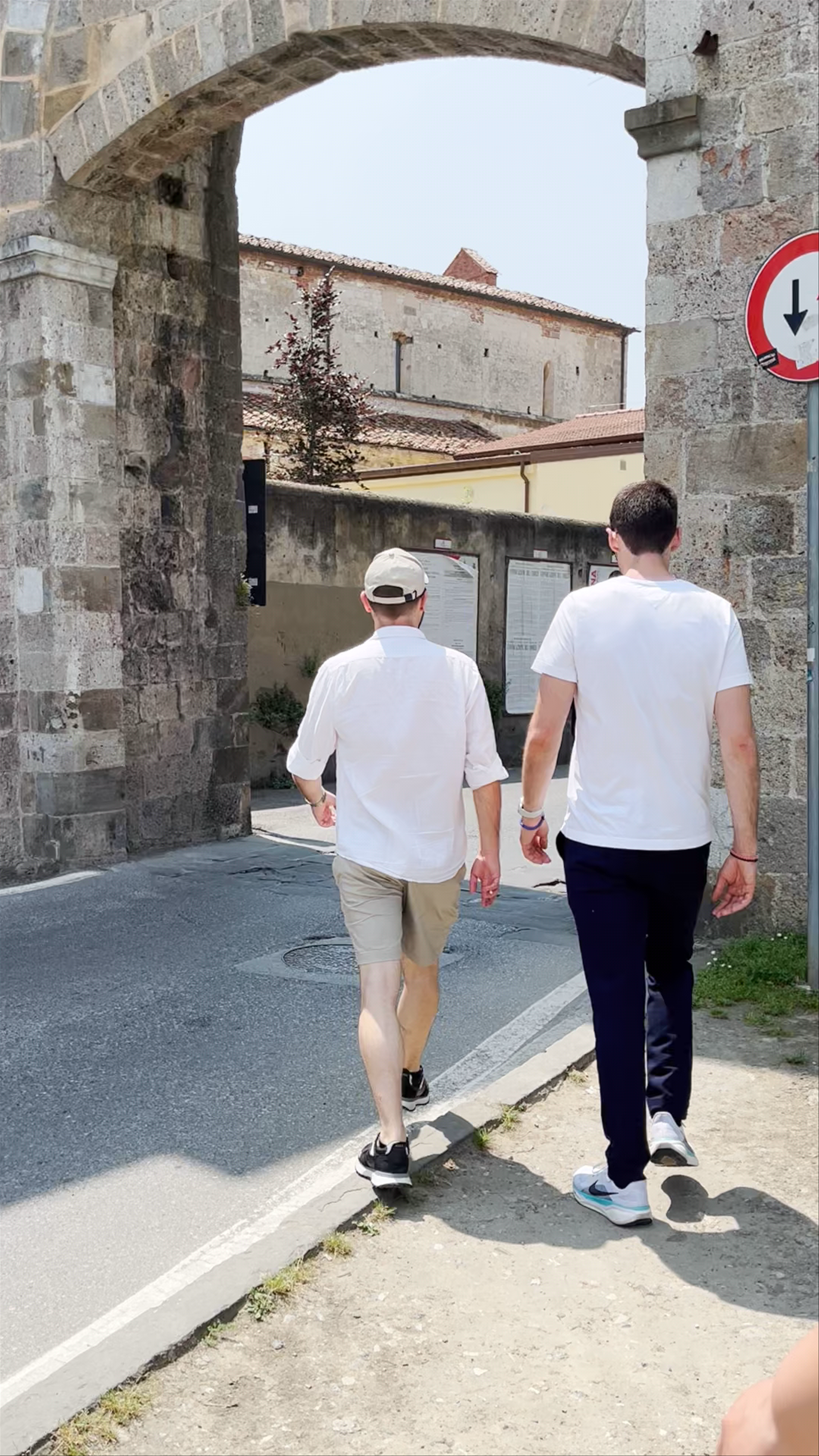 Strolling Through Porta San Zeno in Pisa, Tuscany