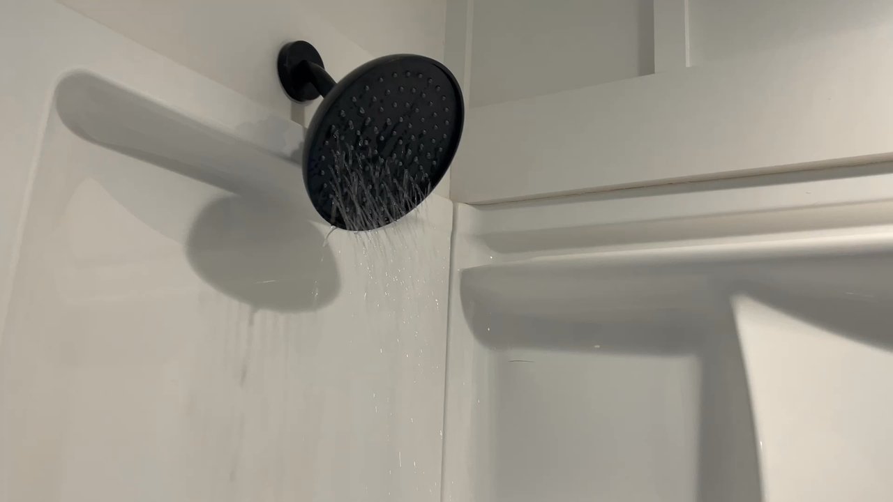 Five10 Orange Hotel - Shower-Head New. Water Pressure Very Poor. - Hotels Near Me - Hot Springs, Arkansas