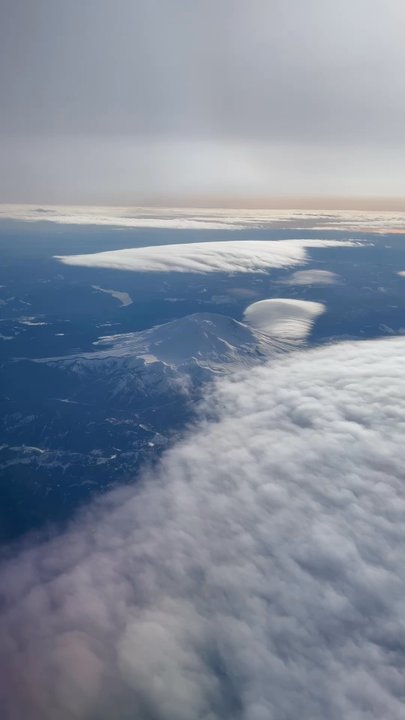 Mt St Helens - Flying over majestic Mt St Helens - Still an active volcano! (March 2024) - Climbing Near Me