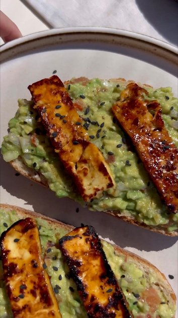 Honey Halloumi Avocado Toast | alicelovesbreakfast