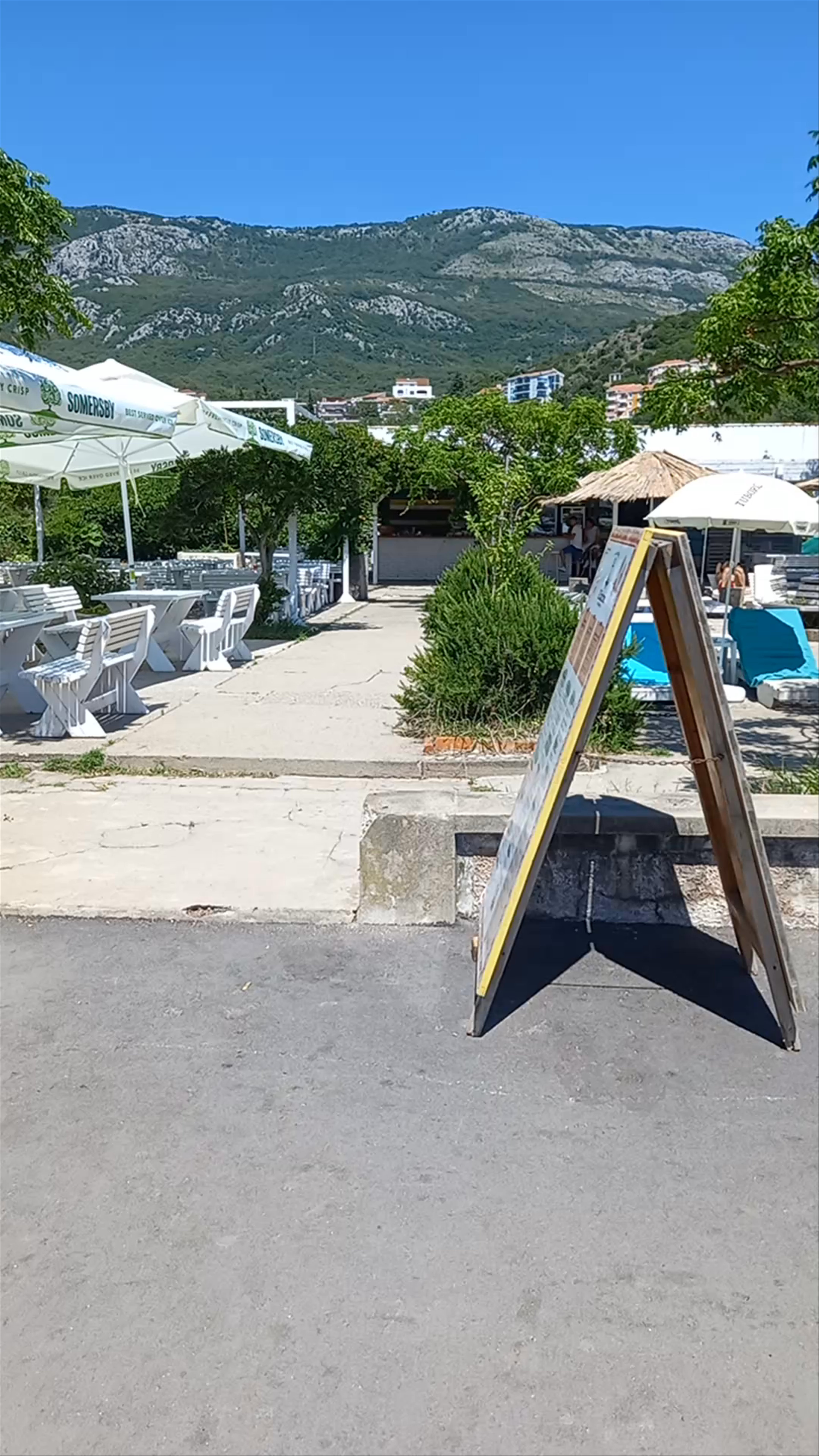 Albatros Beach Bar: Relaxed Coastal Vibes in Petrovac, Montenegro