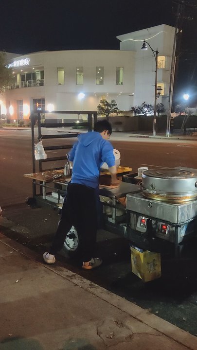 Jiang Xiang Bing Guy - Waiting for food - Food Stands Near Me - San Gabriel, California