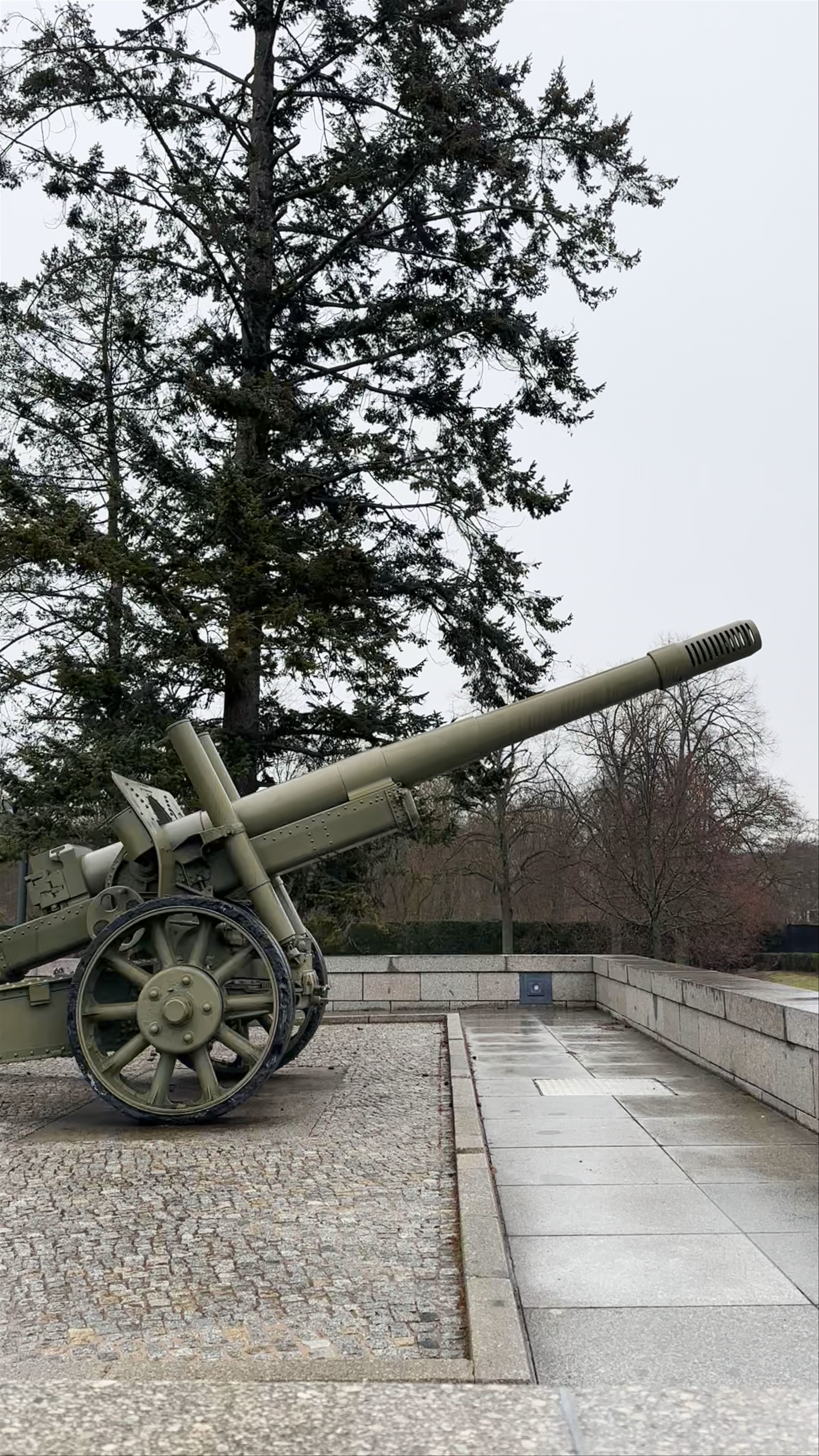 Memorial to Soviet Soldiers - A Sobering Tribute in Berlin