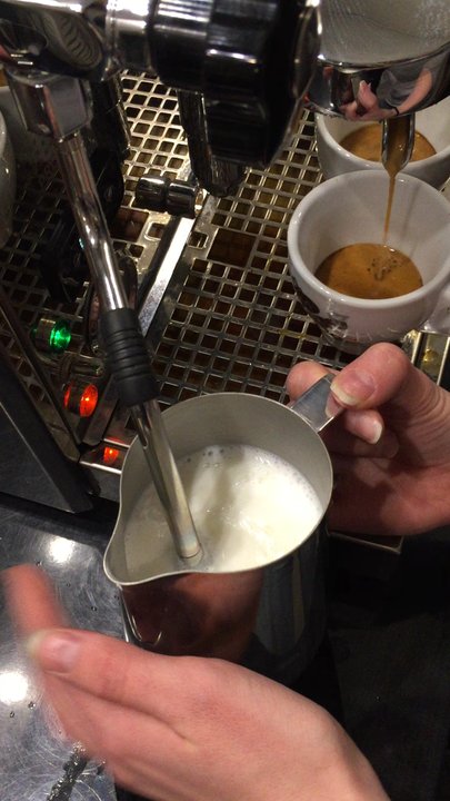 Risteriet - Mælken skummes til latte art! - Coffee & Tea Supplies Near Me - Rødovre, 84
