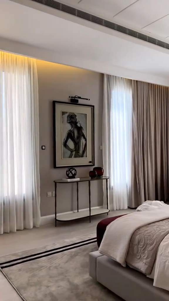 Ultra-luxurious-and-stylish-bedroom.