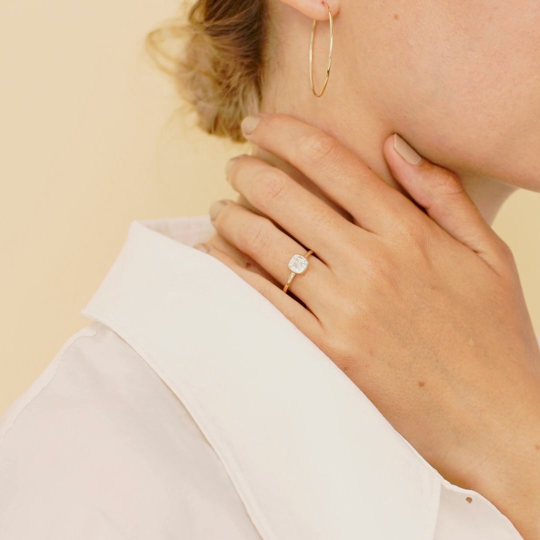 The Signature Bezel | Cushion | Platinum | bandAccent: Plain | diamondOrientation: vertical | caratWeight: other