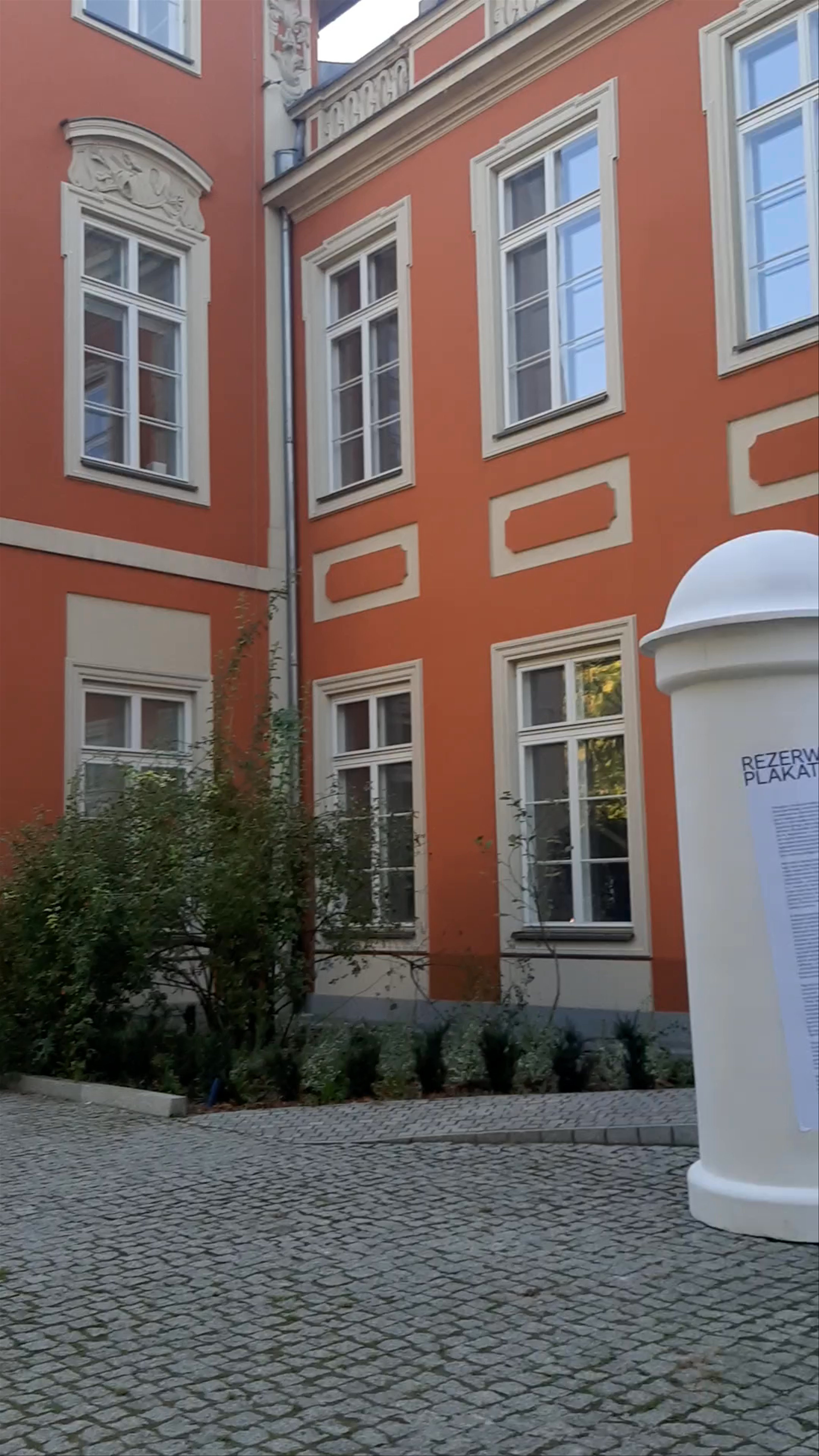 Pałac Czapskich: Elegant Cultural Heritage in Warsaw