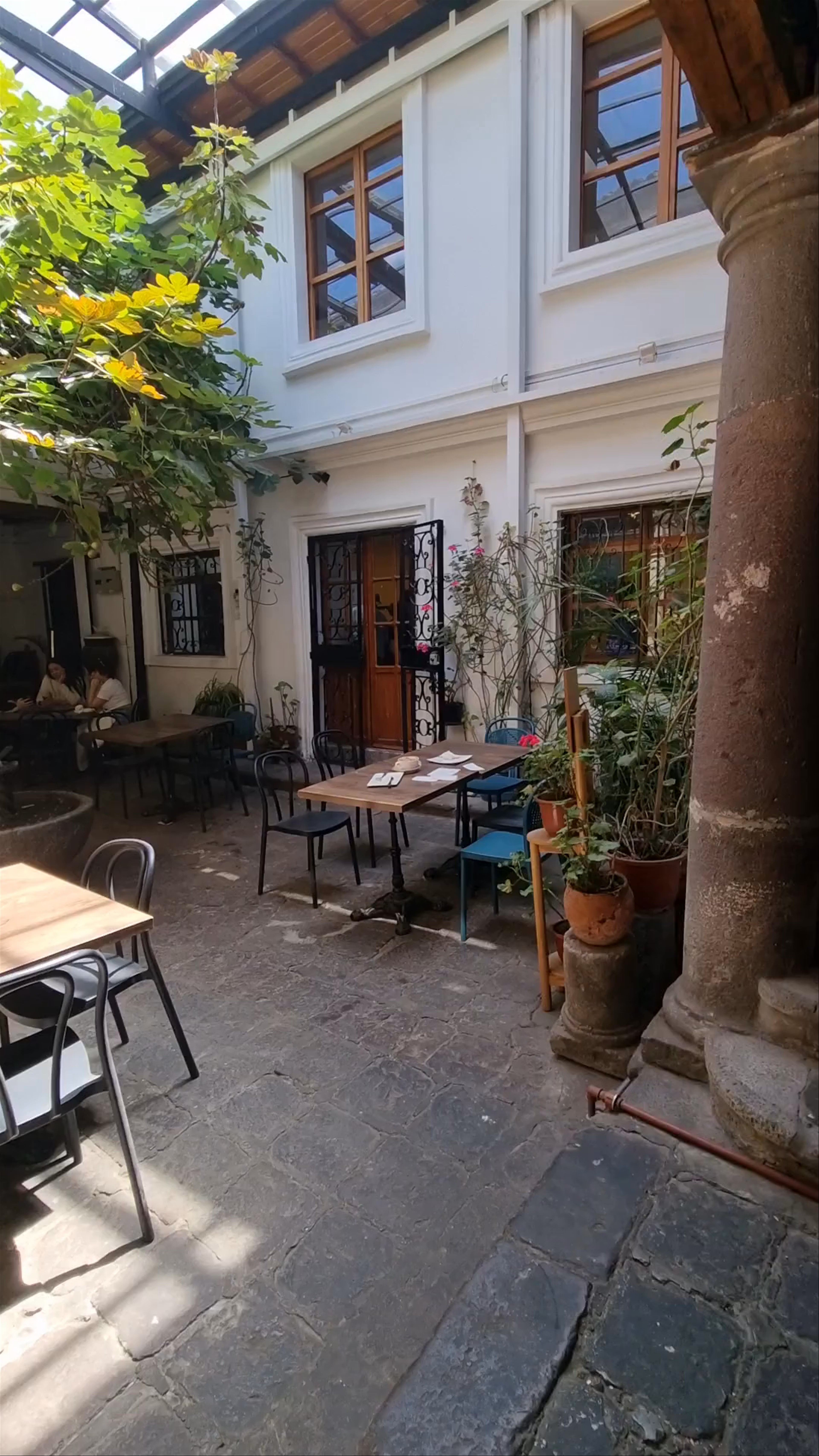 La Casa del Higo: Serene Courtyard Charm in Quito, Ecuador