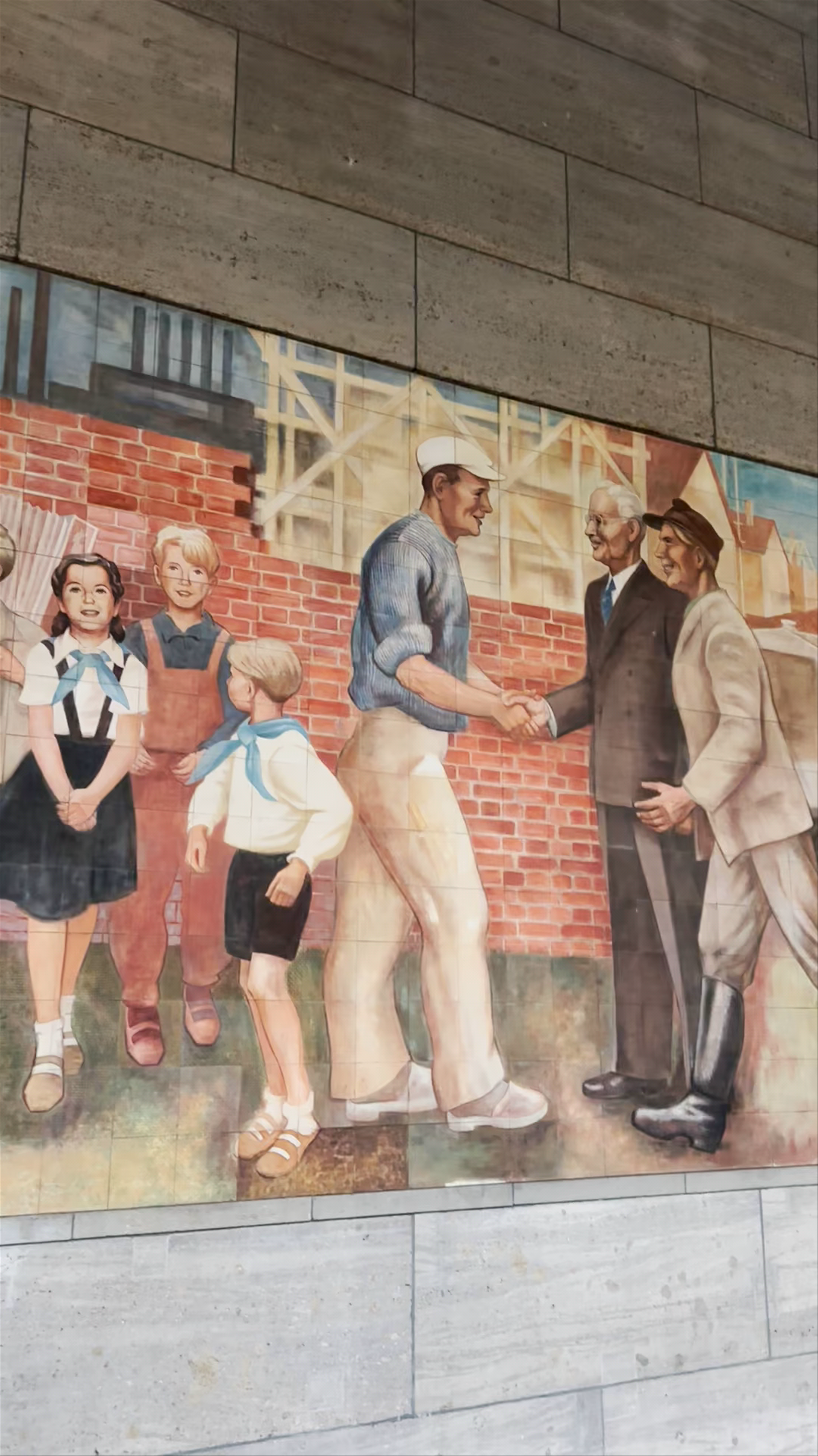 Denkmal zur Erinnerung an den Aufstand des 17. Juni 1953: Historic Mural in Berlin