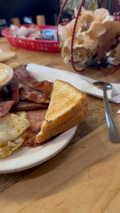 County Seat Cafe - Small town dinner in  the middle of nowhere in texas - American Near Me - Groveton, Texas