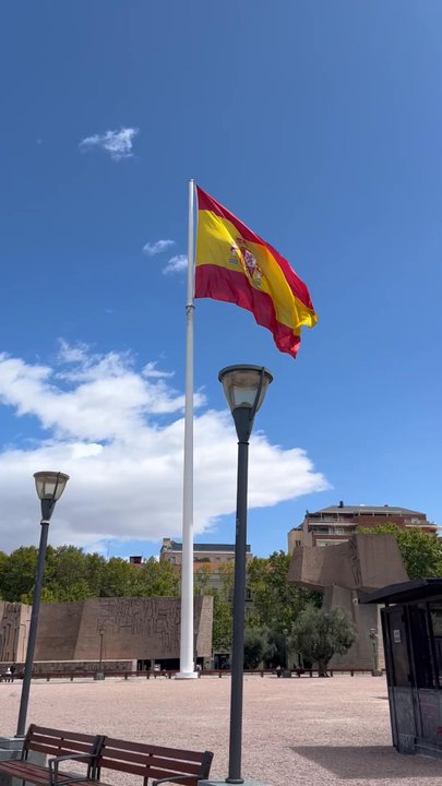 Plaza de Colón - Can't get enough watching this graceful flag - Public Plazas Near Me - Madrid, M