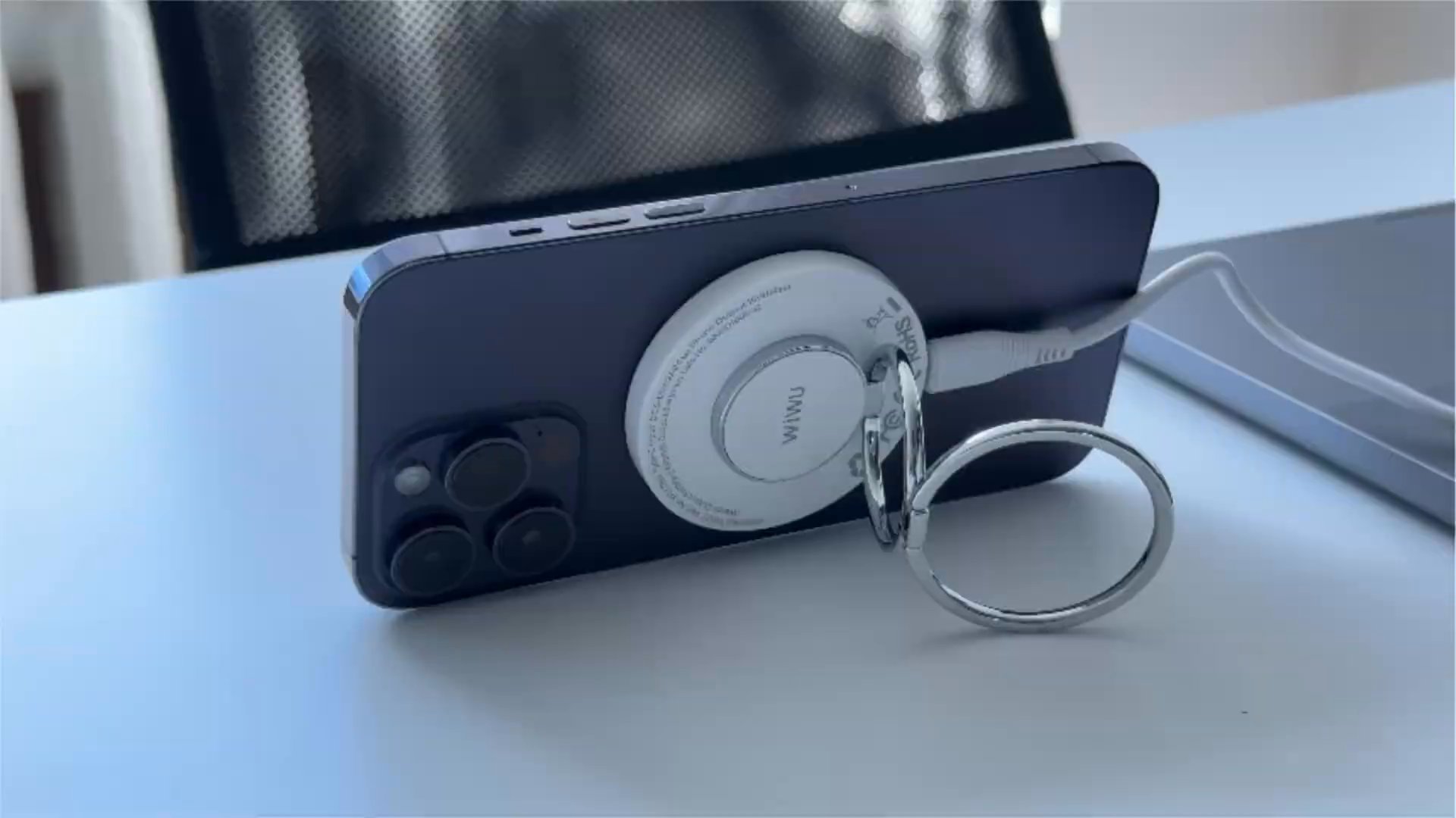 WiWu Wi-W027 3-in-1 Magnetic Wireless Charger, a versatile 15W charging stand designed for multiple devices
