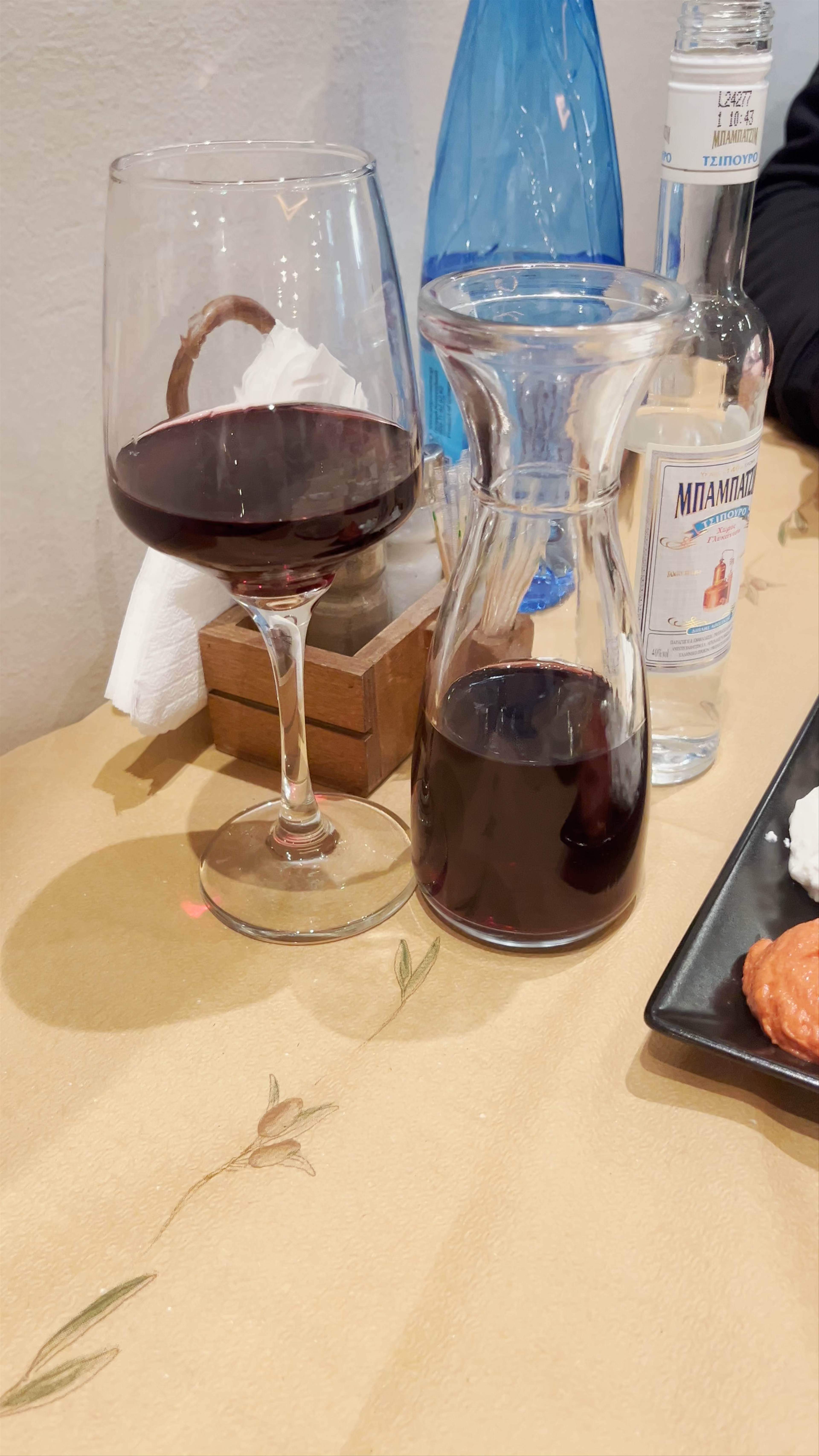 Traditional Greek Dining Experience at Το Ρετσινάκι, Thessaloniki