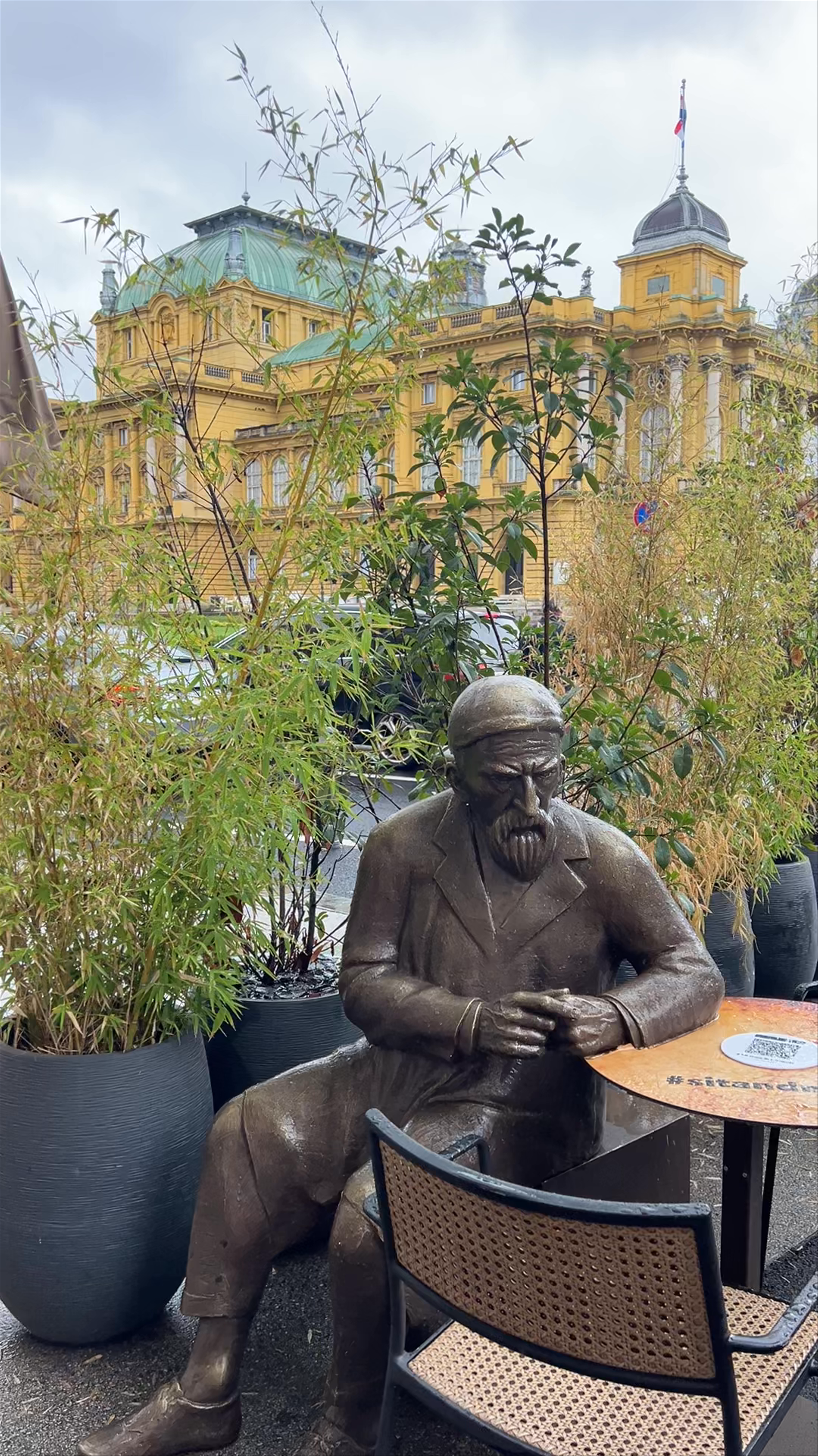 KAVKAZ kazališna kavana: Historic Cafe Charm in Zagreb