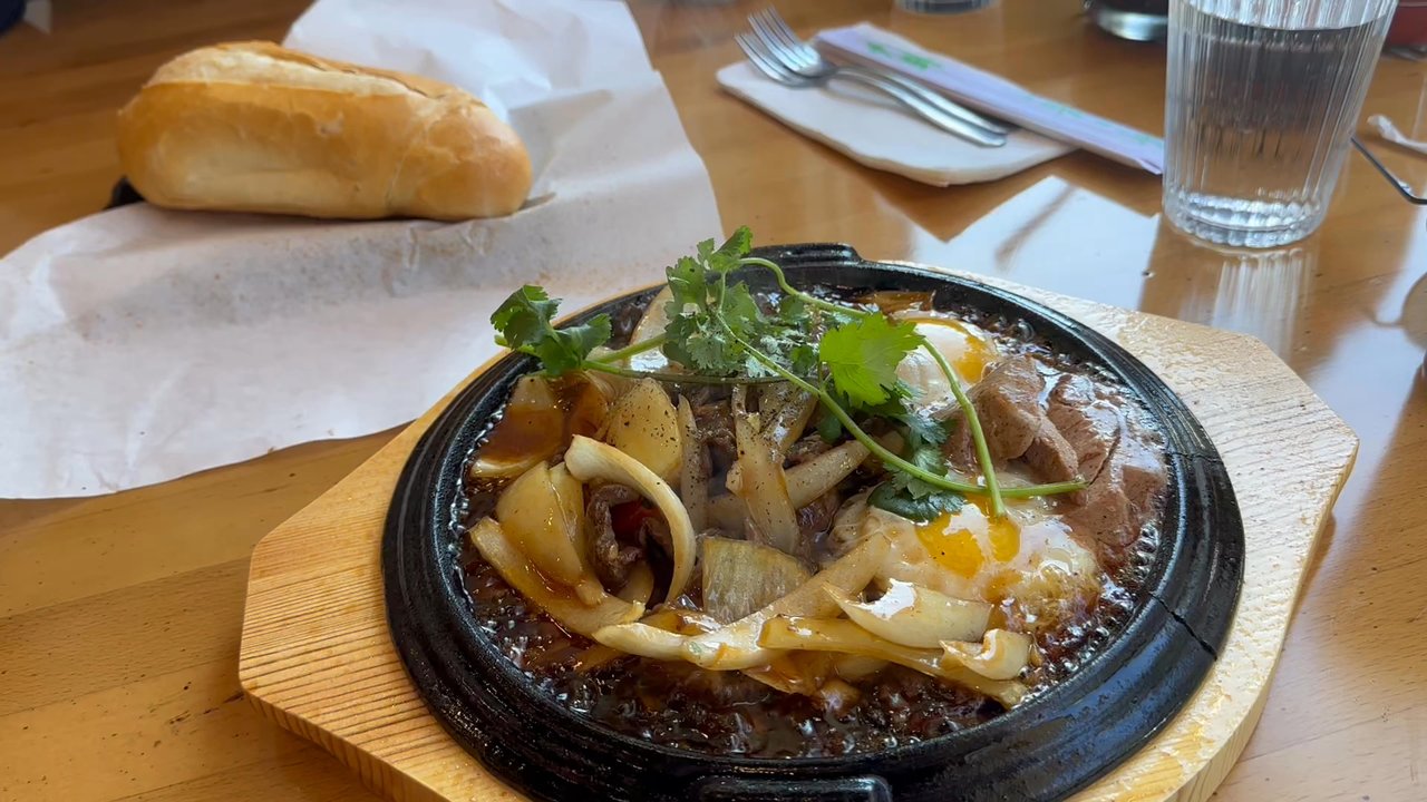 Pho Na Saigon Rendezvous - Bo Ne sizzling plate - Thai Near Me - Olympia, Washington