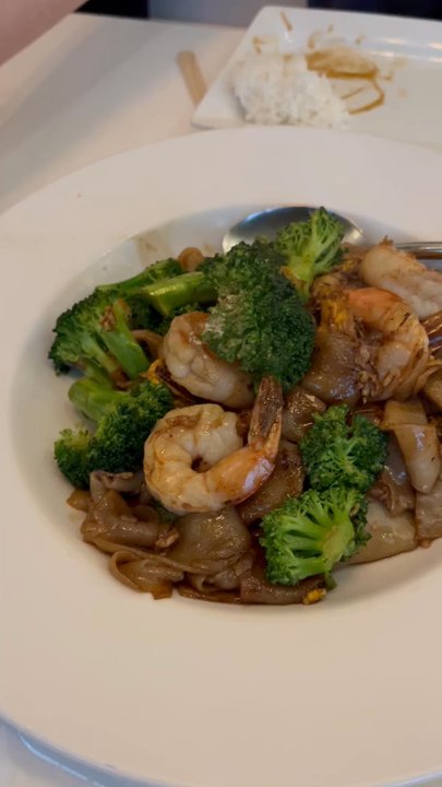 Yes Thai Chicago - Pad see ew - Thai Near Me - Chicago, Illinois