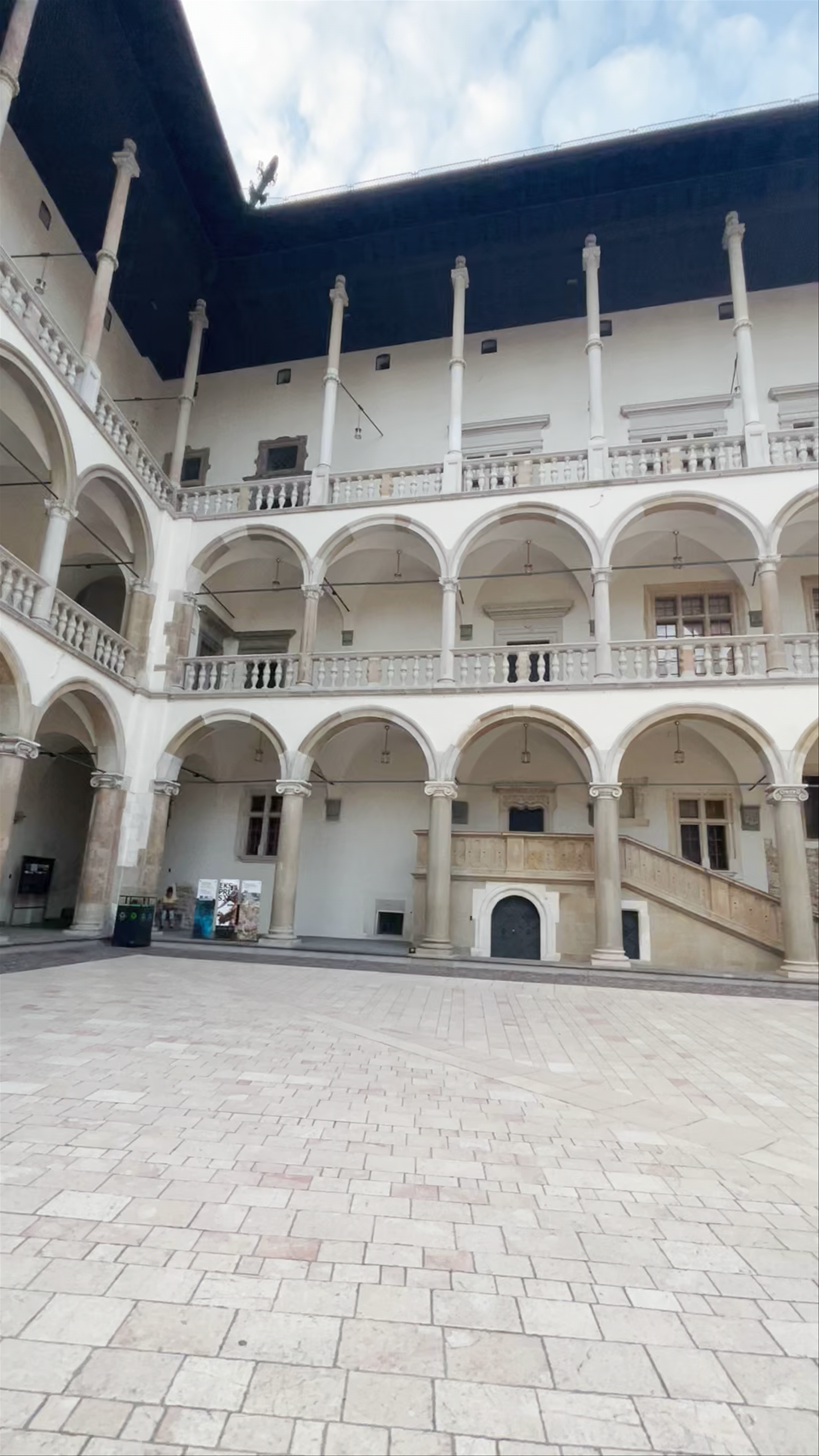 Wawel Castle Courtyard Tour: Historic Majesty in Kraków