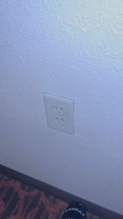 Hampton Inn Shawnee - Power plugs suck and don't work - Hotels Near Me - Shawnee, Oklahoma