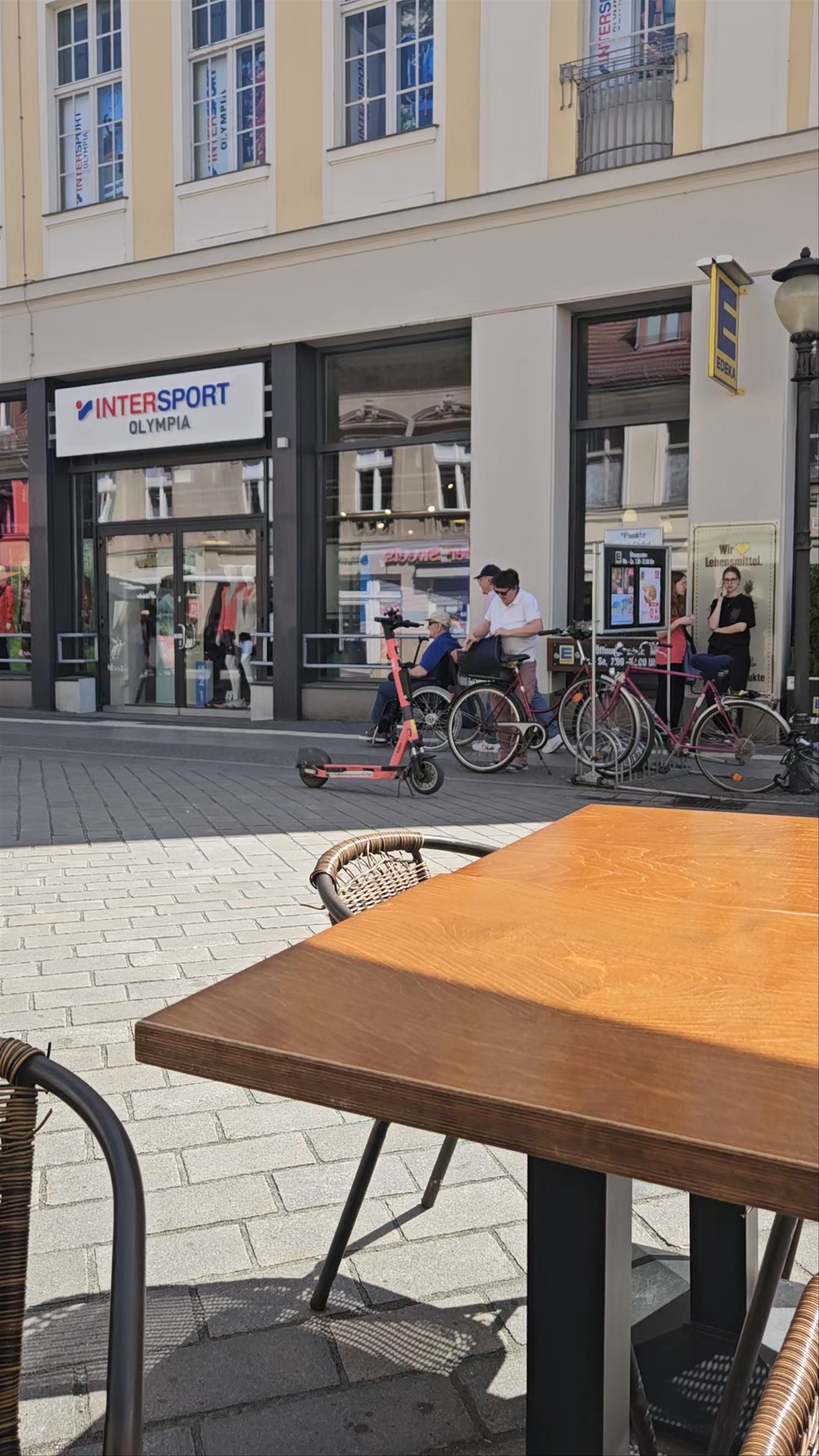 Sunny Al Fresco Dining and Urban Vibes in Potsdam
