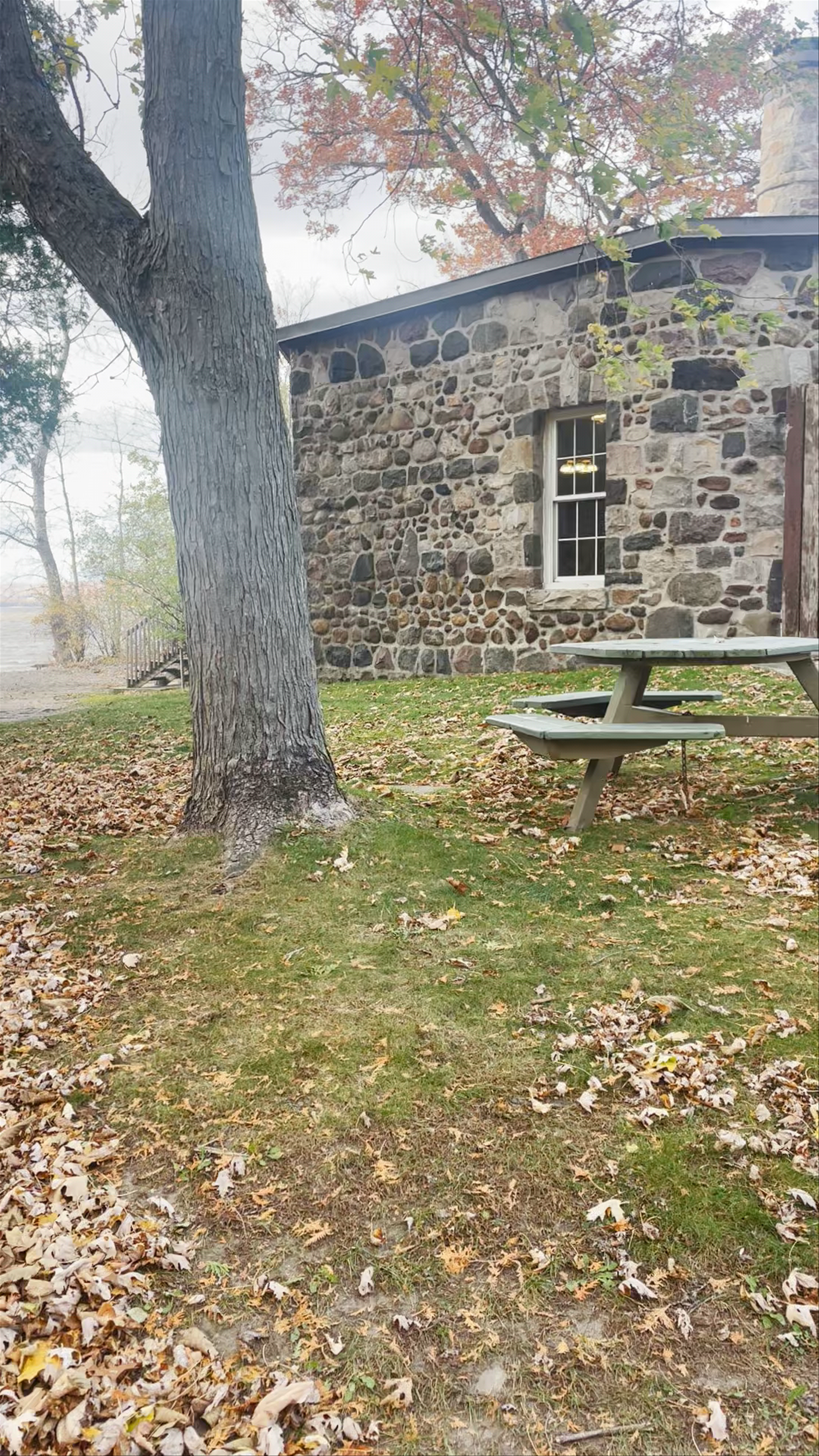 Château Gohier: Autumn Serenity at Cap-Saint-Jacques Nature Park, Montréal