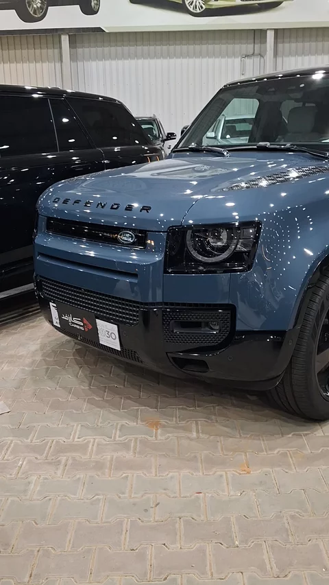 Land Rover Defender P400 2025