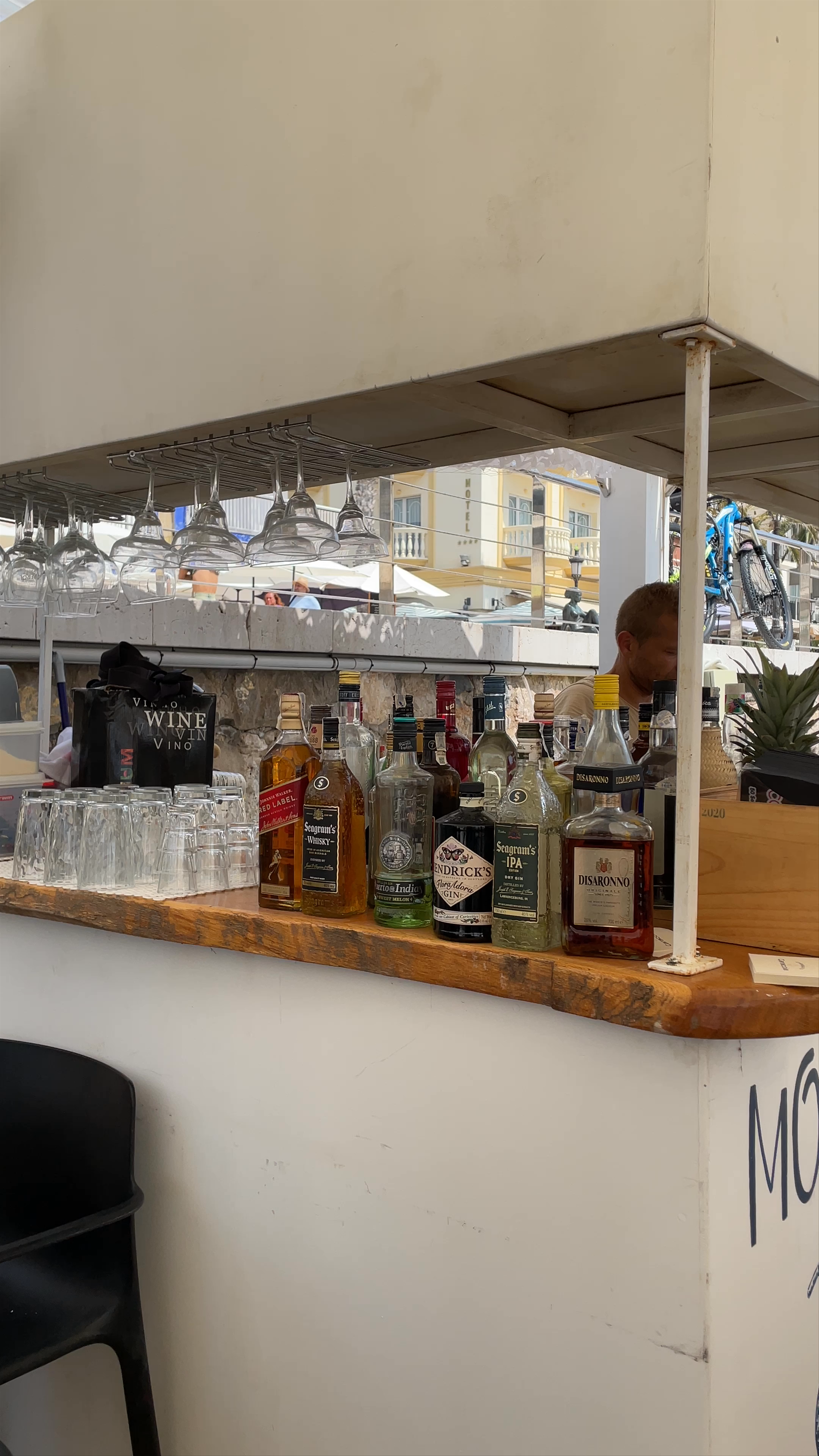 Chiringuito Caracola: Vibrant Beach Bar Vibes in Playa de San Sebastian, Barcelona