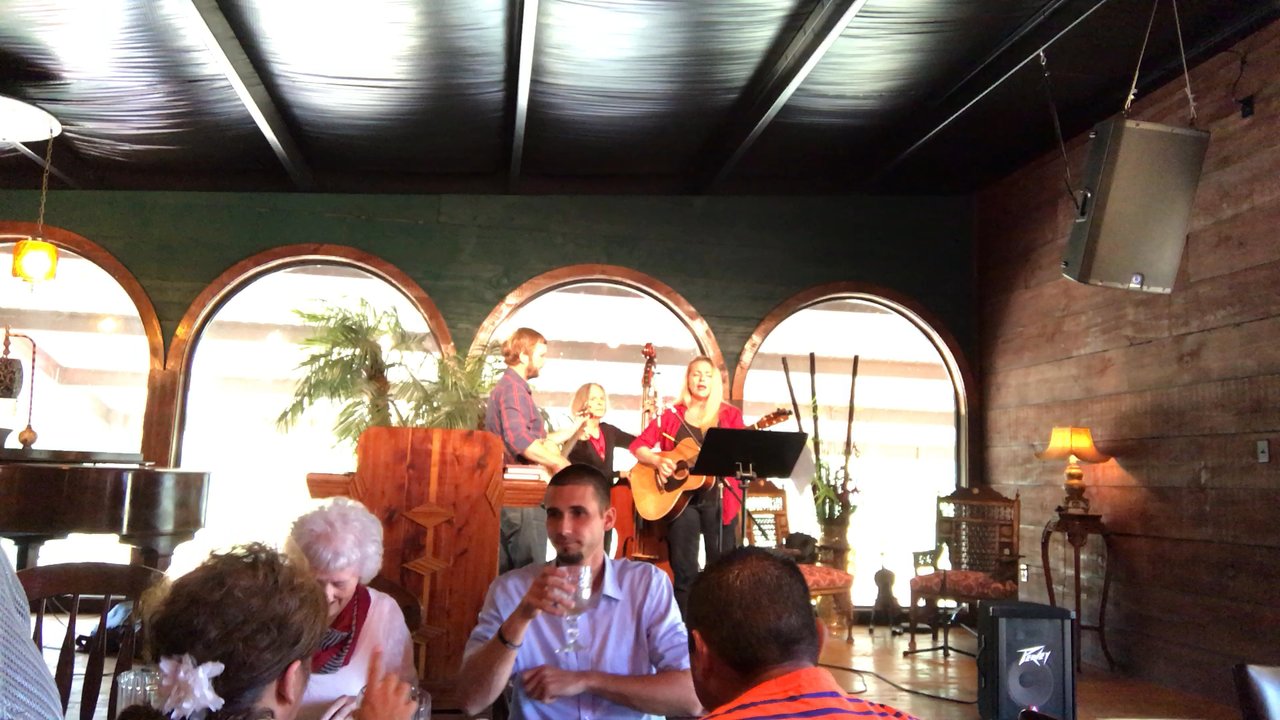 Larry Bruce Gardens - Live bluegrass band! - Guest Houses Near Me - Kennard, Texas