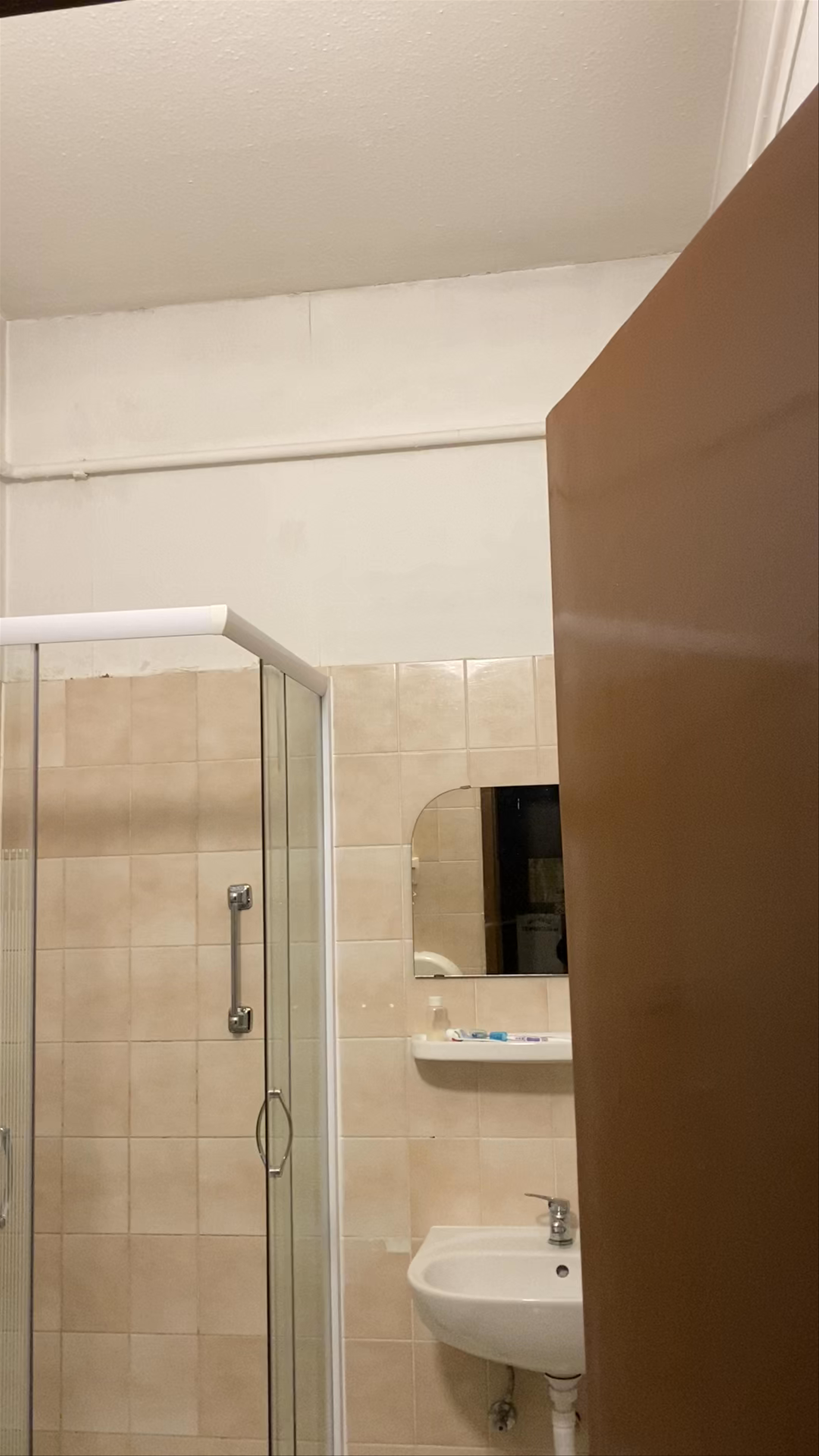 Cozy Budget Stay in Central Budapest: Compact Room with Simple Amenities