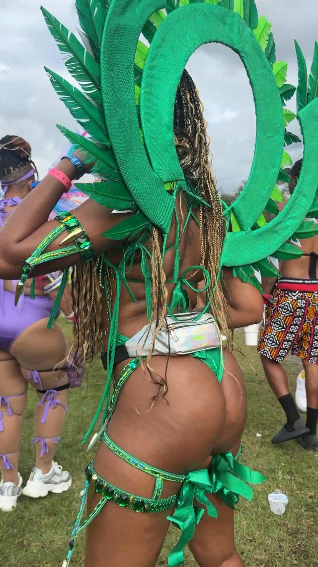 GREEN DANCING MACHINE.......