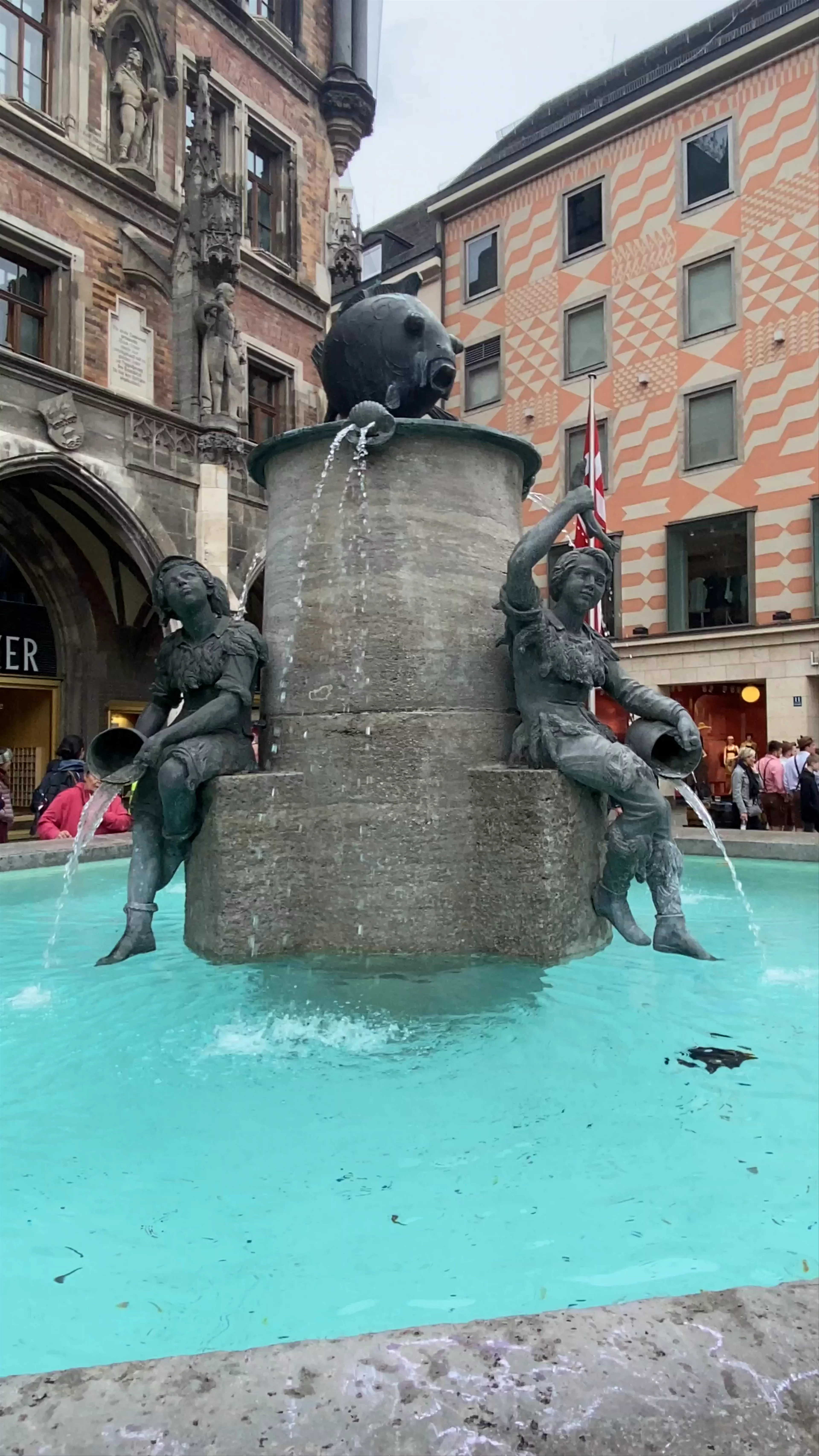 Fischbrunnen, Marienplatz