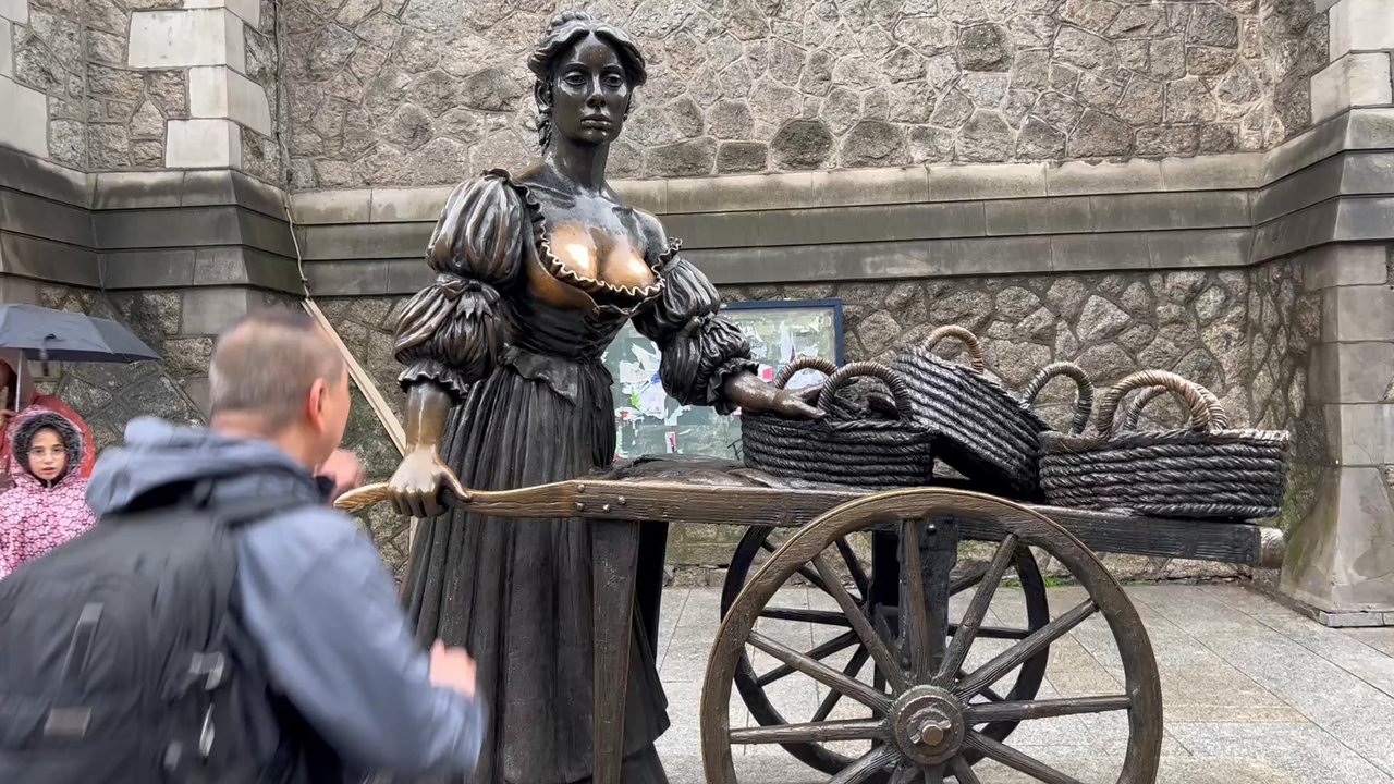 Molly Malone Statue - I had to rub both breasts for Double Luck! LOL! - Landmarks & Historical Buildings Near Me - Dublin, D