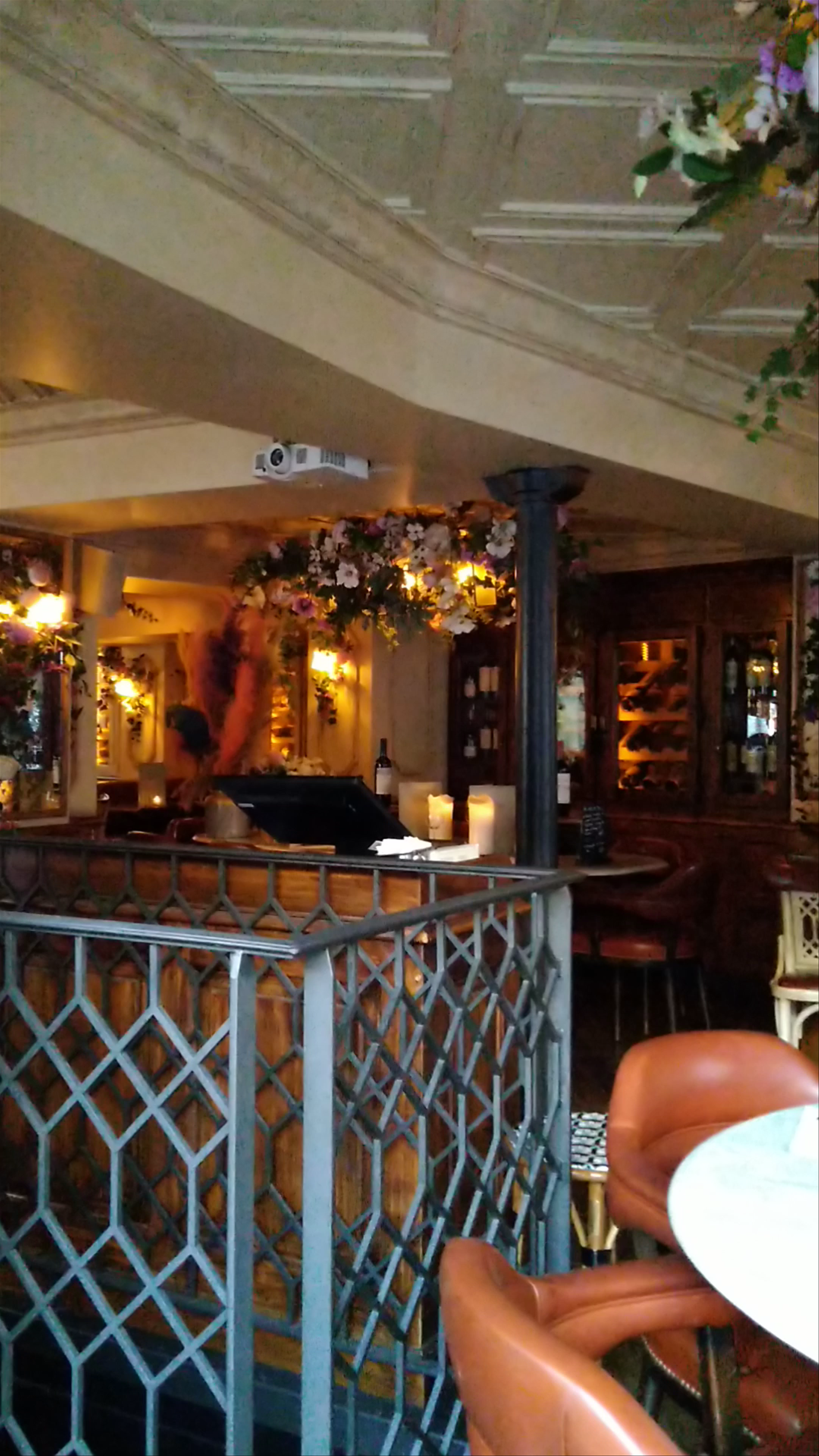 Le vrai Paris: A Cozy Floral Parisian Bistro Experience