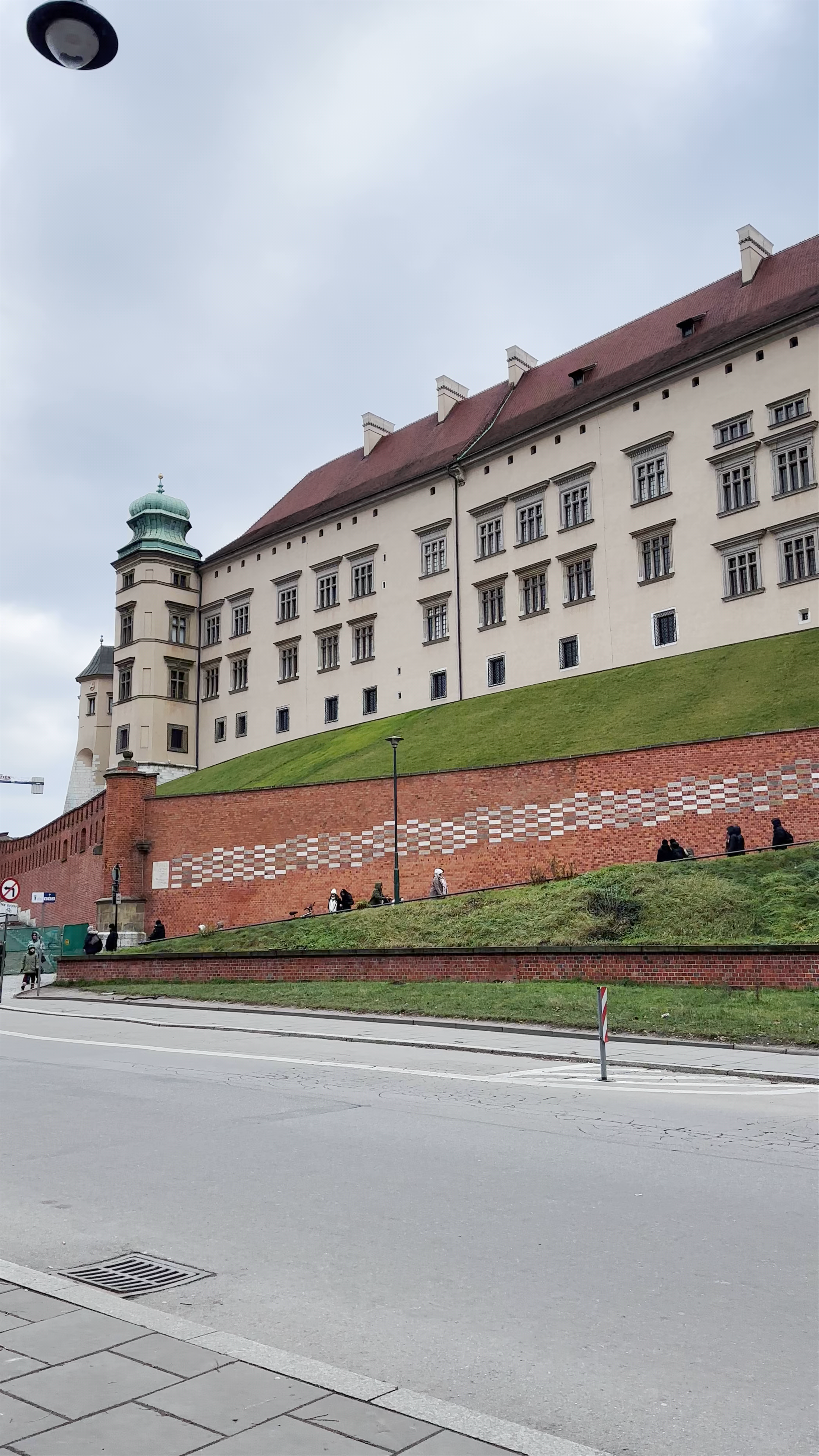 Wawel Royal Castle: Majestic History Overlooking Kraków
