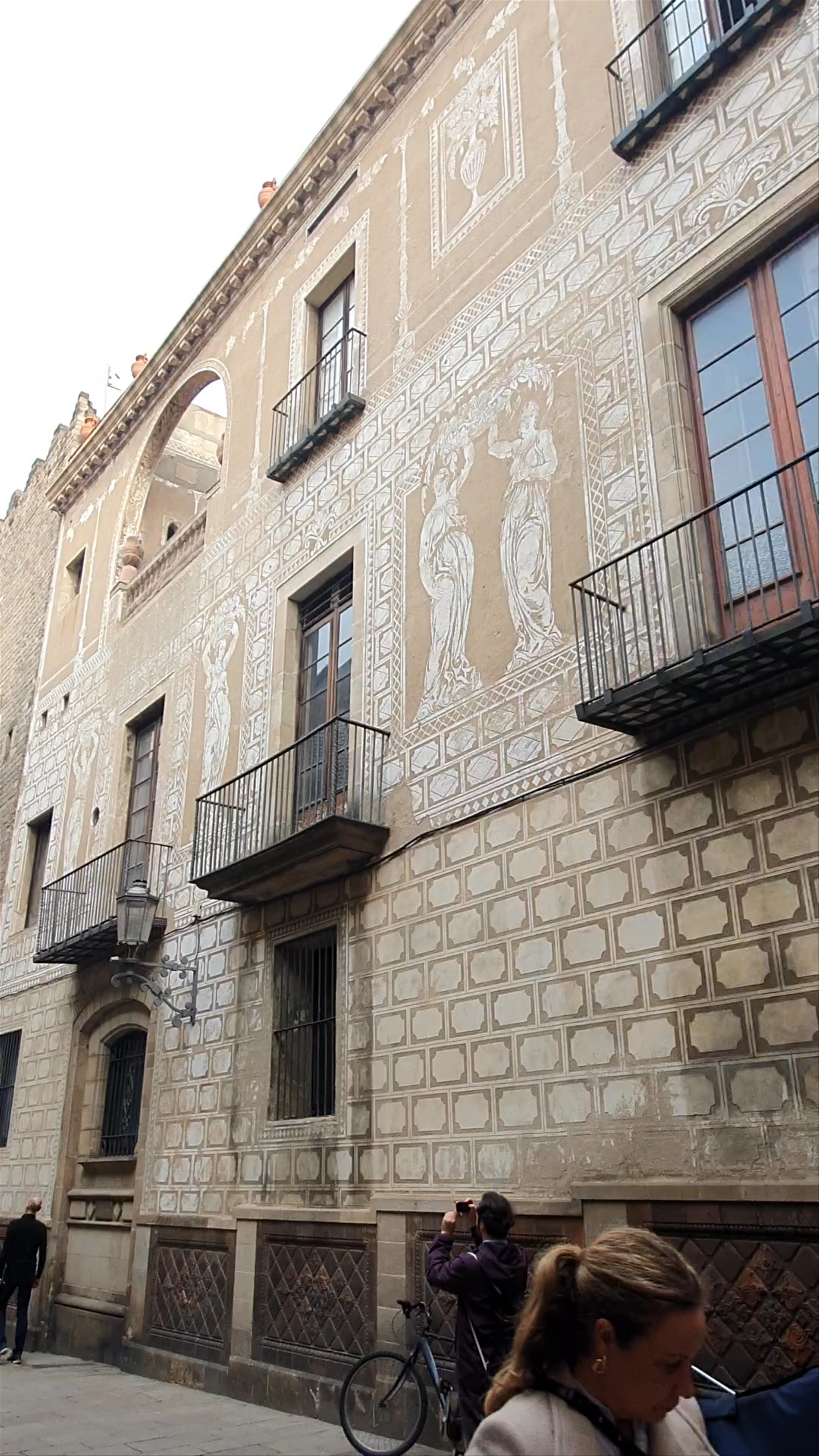 El Pont del Bisbe: Gothic Charm of Barcelona’s Carrer del Bisbe