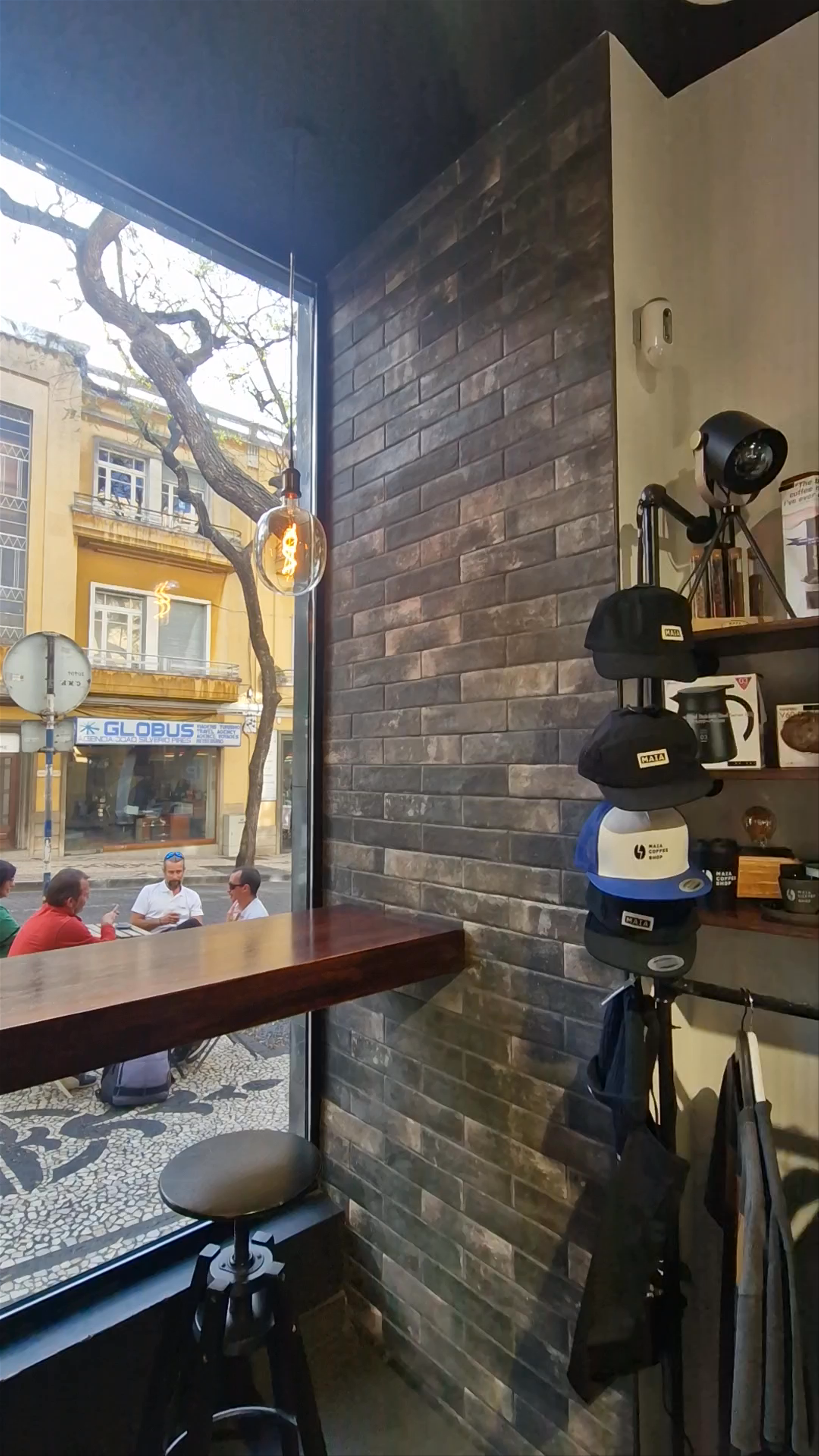 Maia Coffee Shop: Urban Vibes and Cozy Coffee Moments in Funchal