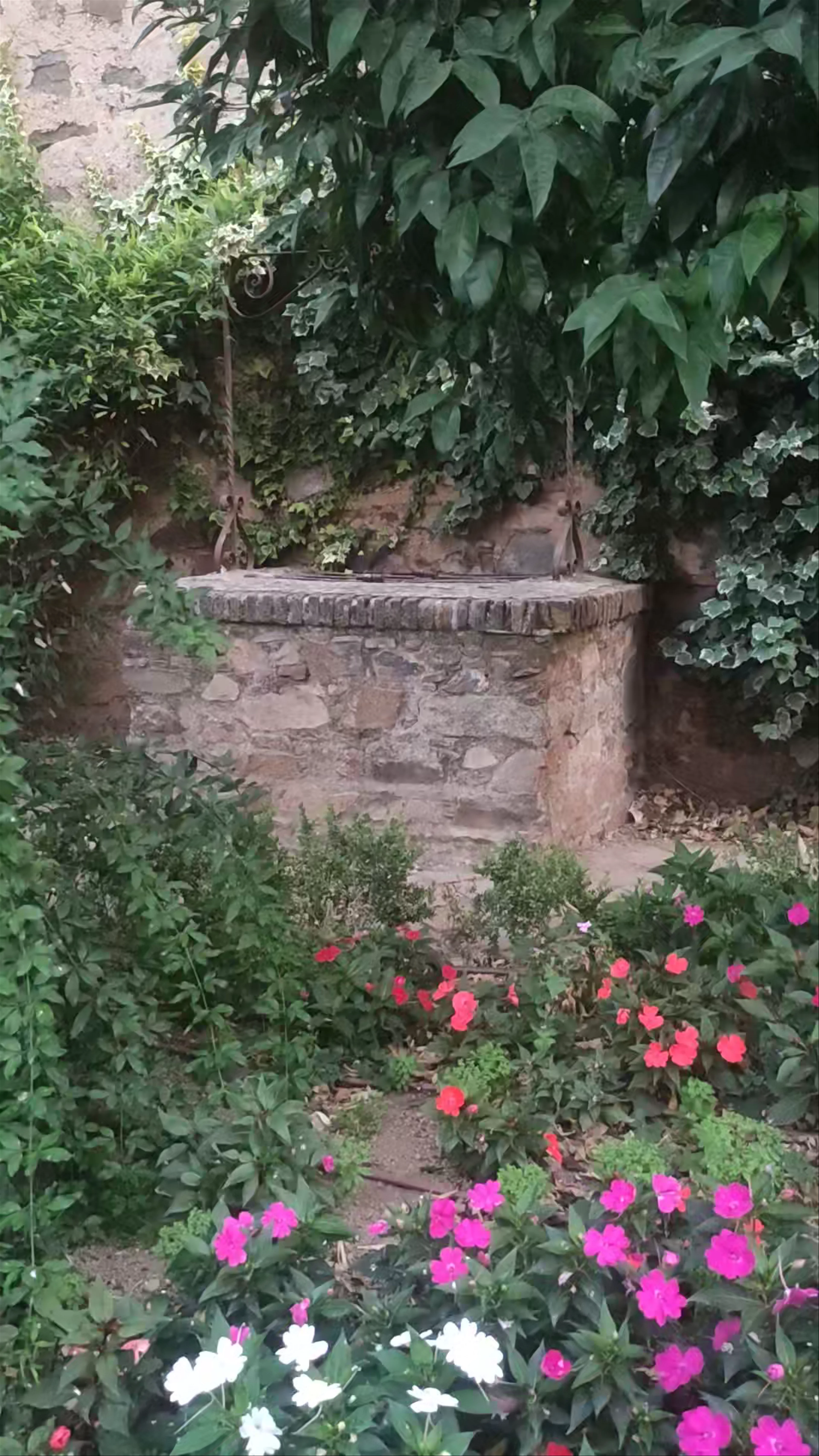 Jardín de Doña Cristina de Ulloa, Pl. de San Jorge, Cáceres‎, Spain