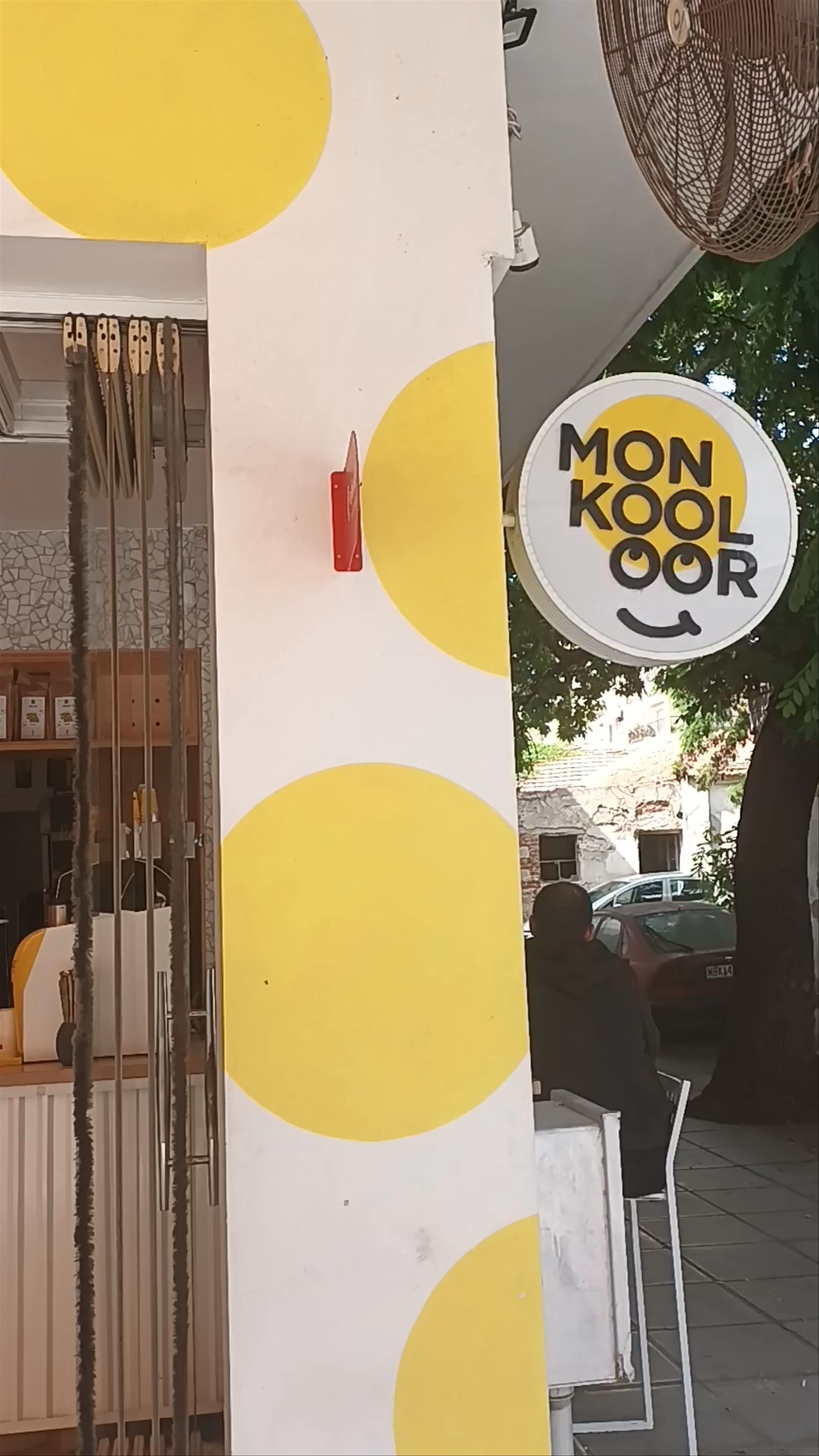 Mon Kooloor: Bright & Cozy Café Vibes in Thessaloniki