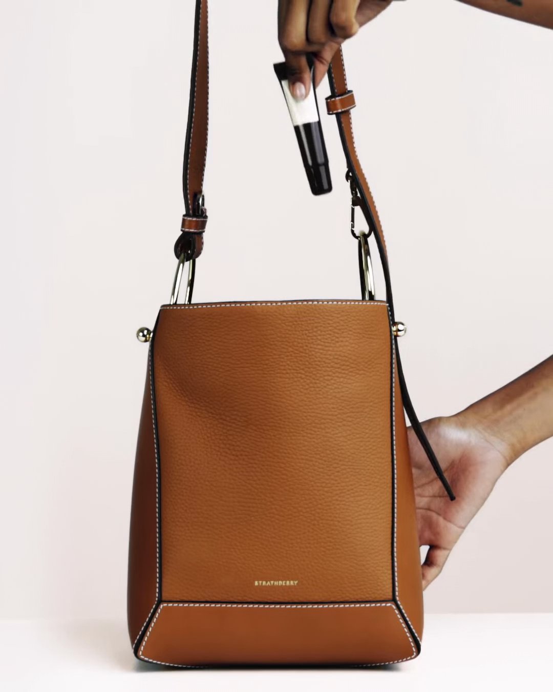 ストラスベリー - Lana Midi Bucket Bag - レザーバケットバッグ 