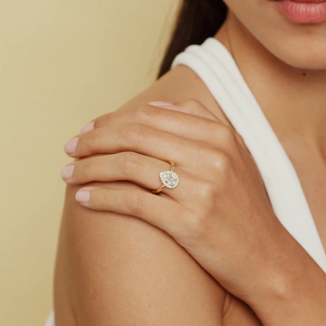 The Halo | Pear | 18k | Yellow Gold | bandAccent: Plain | haloSize: original | diamondOrientation: vertical | caratWeight: other