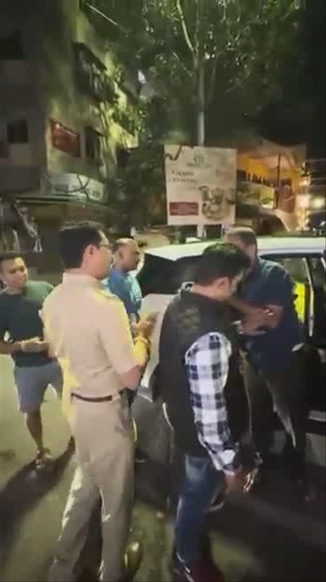 भाजप नेत्यांच्या गाडीवर नियमांचा भंग, व्हिडिओ करणाऱ्यालाच पोलिसांची नोटीस?