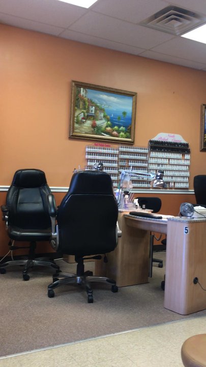 Elite Nails - Comfy spa pedicure chairs, lots of Manicure stations & gel choices - Nail Salons Near Me - Levittown, Pennsylvania