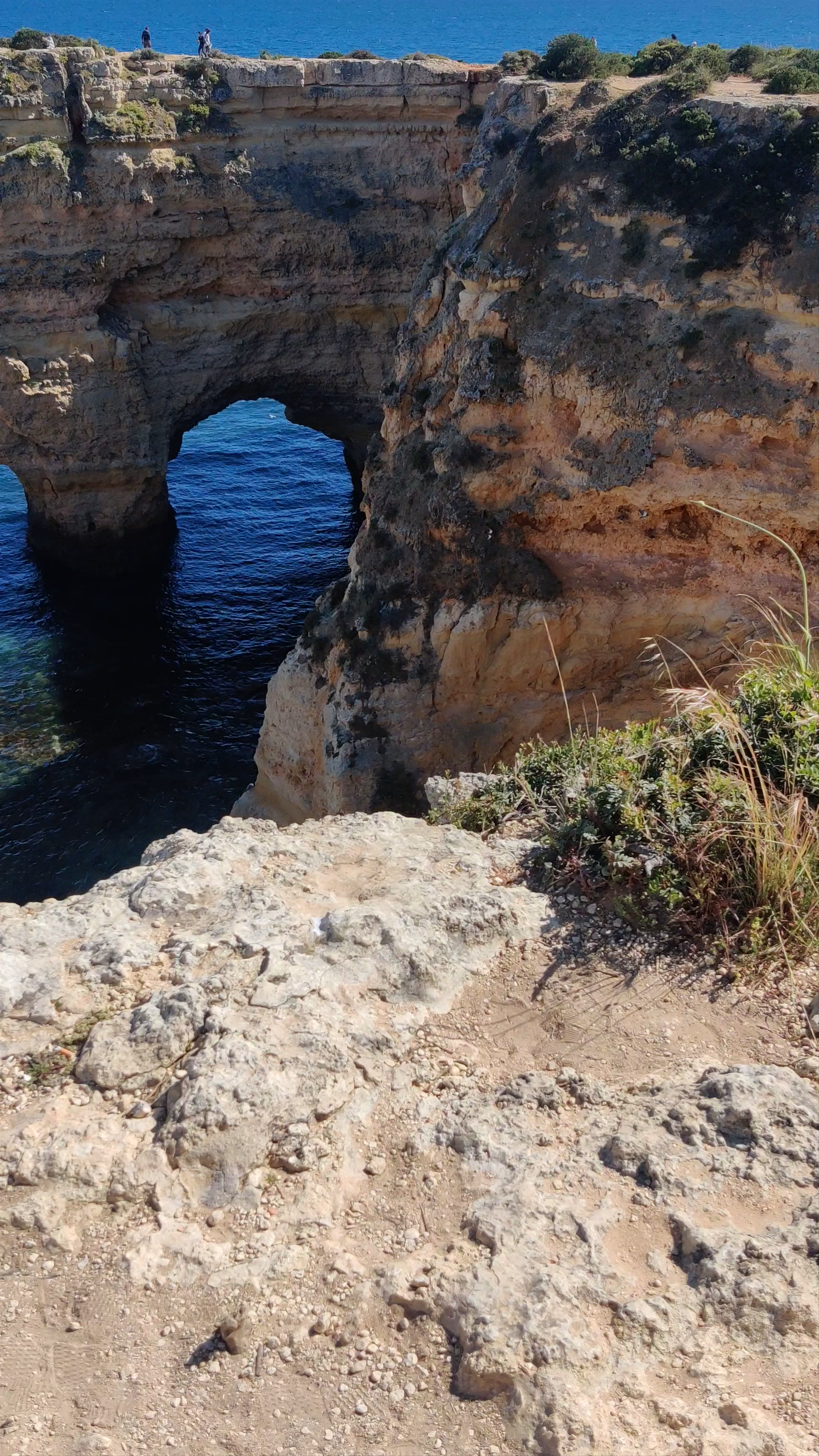 Arcos Naturais da Praia da Marinha: Majestic Coastal Arches in Lagoa, Portugal