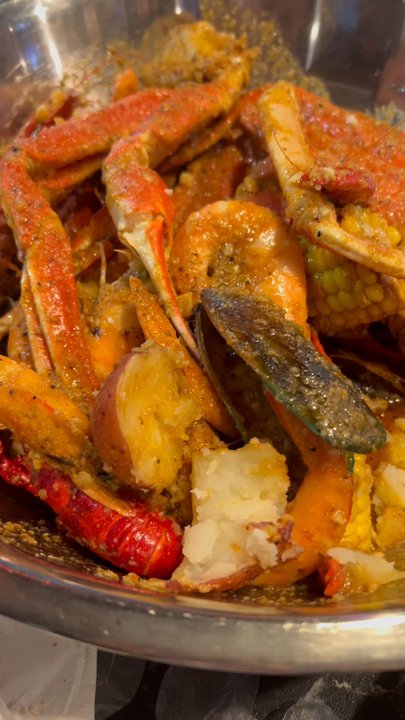 Cravin Crawfish - 1lb combo. 1 dozen raw oysters. - Cajun/Creole Near Me - Tacoma, Washington
