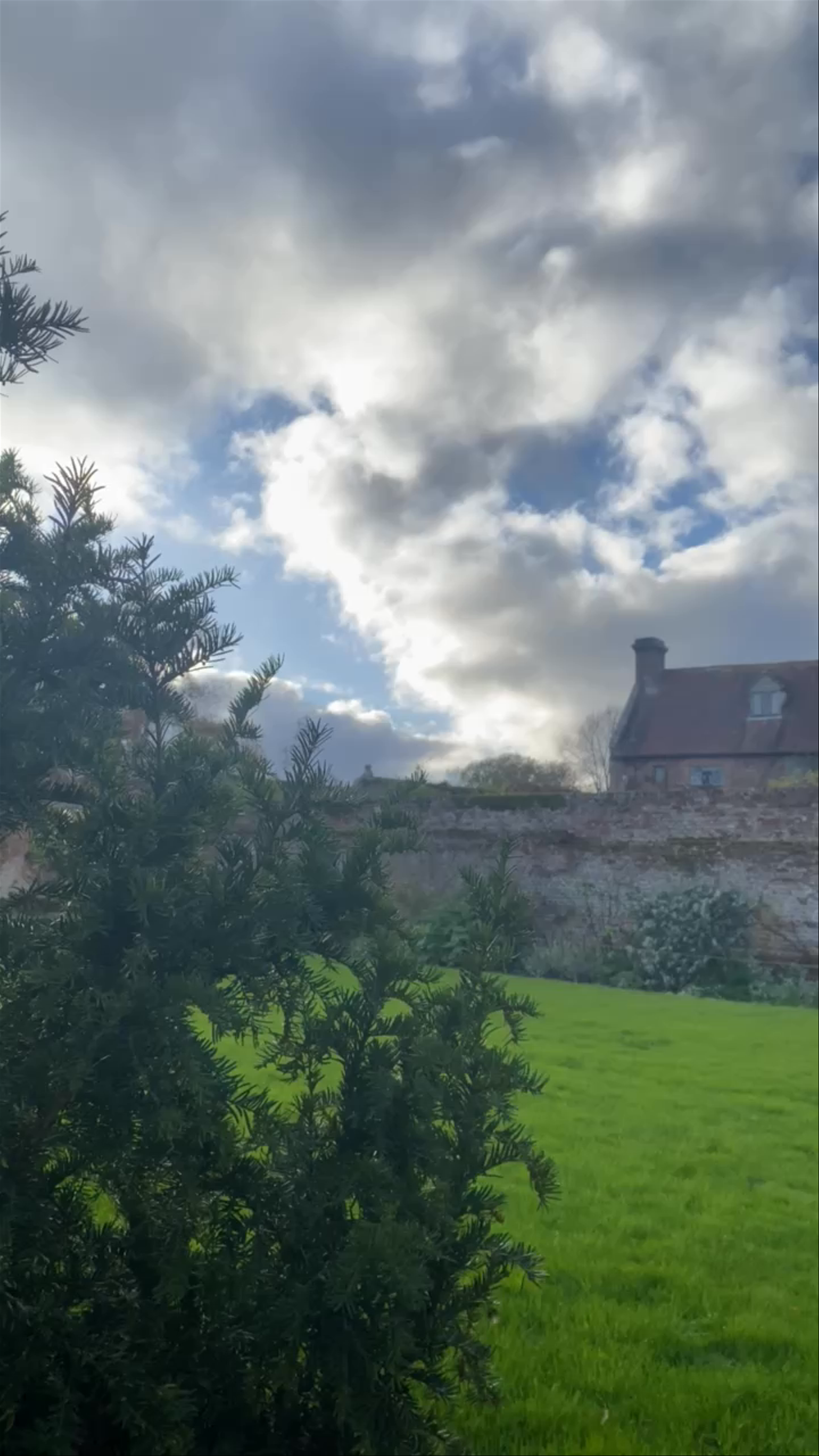 Sissinghurst Castle Garden: English Historic Garden Beauty in Cranbrook