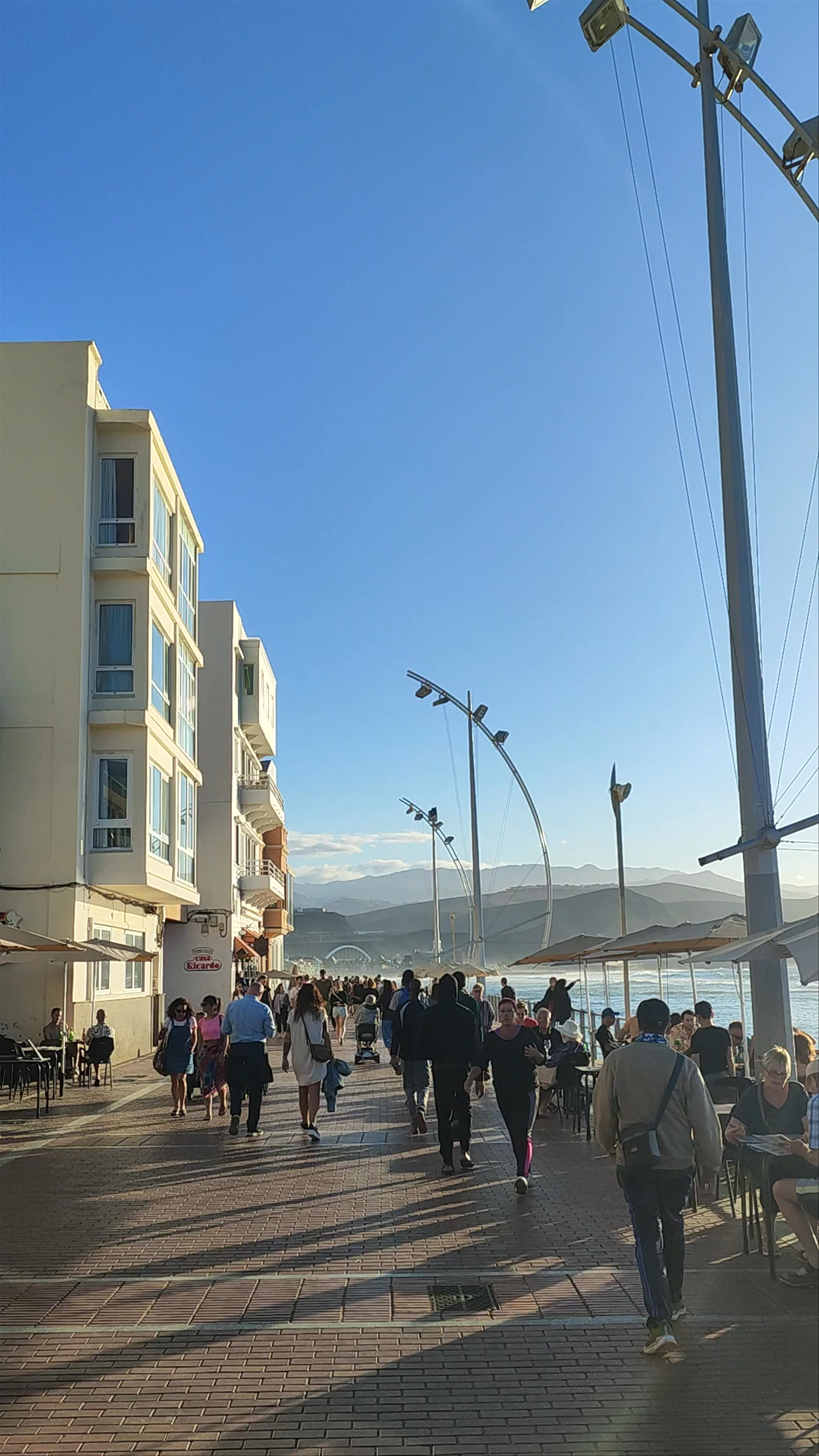 Sunset Stroll and Beachfront Vibes at Playa de Las Canteras, Las Palmas de Gran Canaria