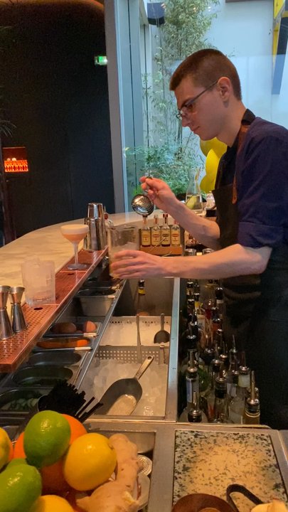 Roxo - Bartender make me a drink - French Near Me - Paris, 75