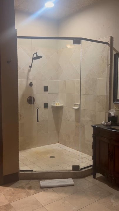 D'Monaco Luxury Resort - Room with broken blinds and bathroom. - Venues & Event Spaces Near Me - Ridgedale, Missouri