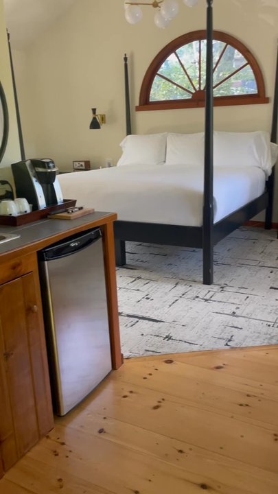 The Hampton Maid - Hotels Near Me - Hampton Bays, New York